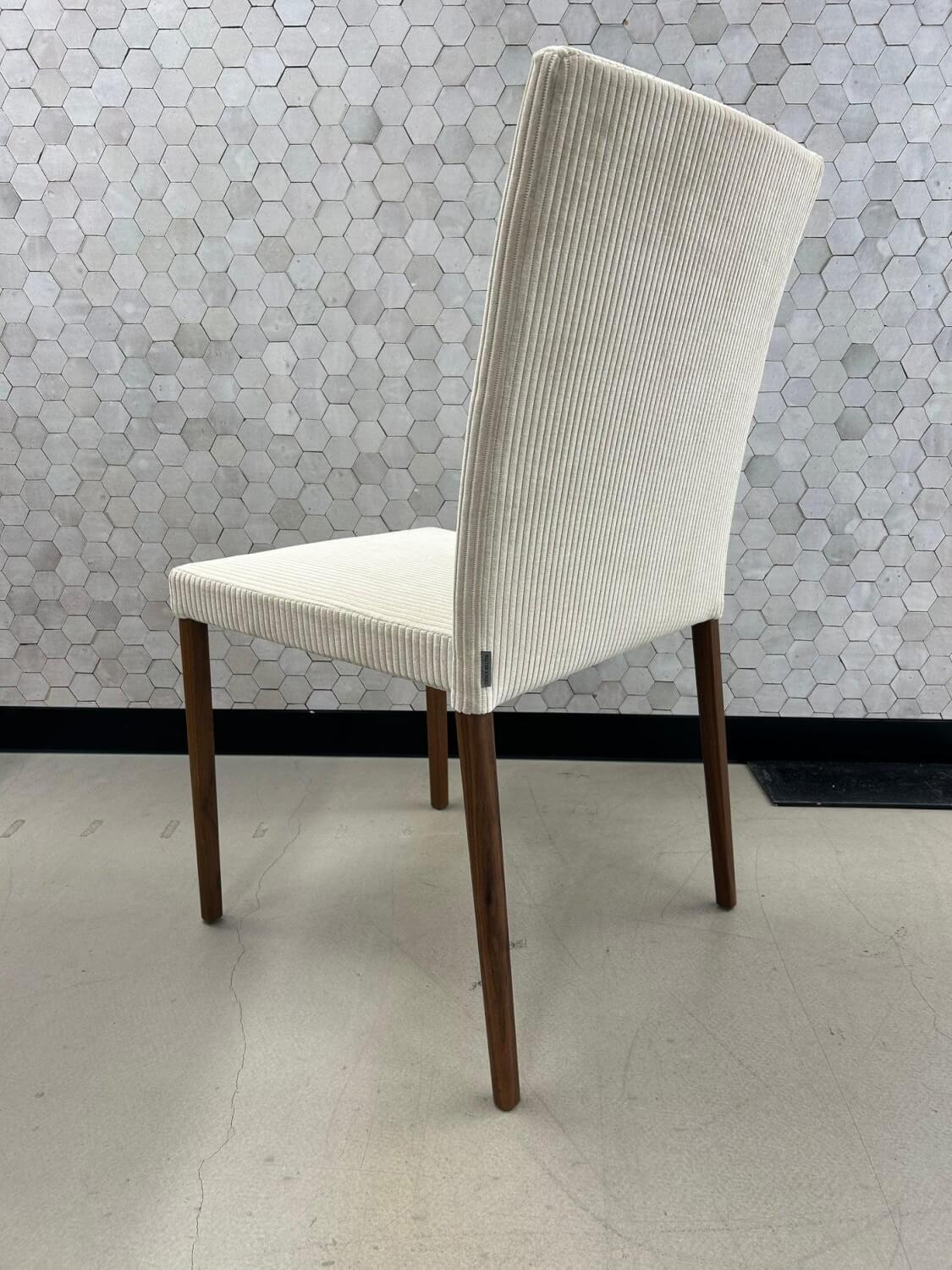 Walter Knoll - 4er Set Stuhl Jason Lite 1900 Stoff Phlox 213 Creme Beige Gestell Nussbaum Mit Splintanteil Inklusive Teflongleiter - 5