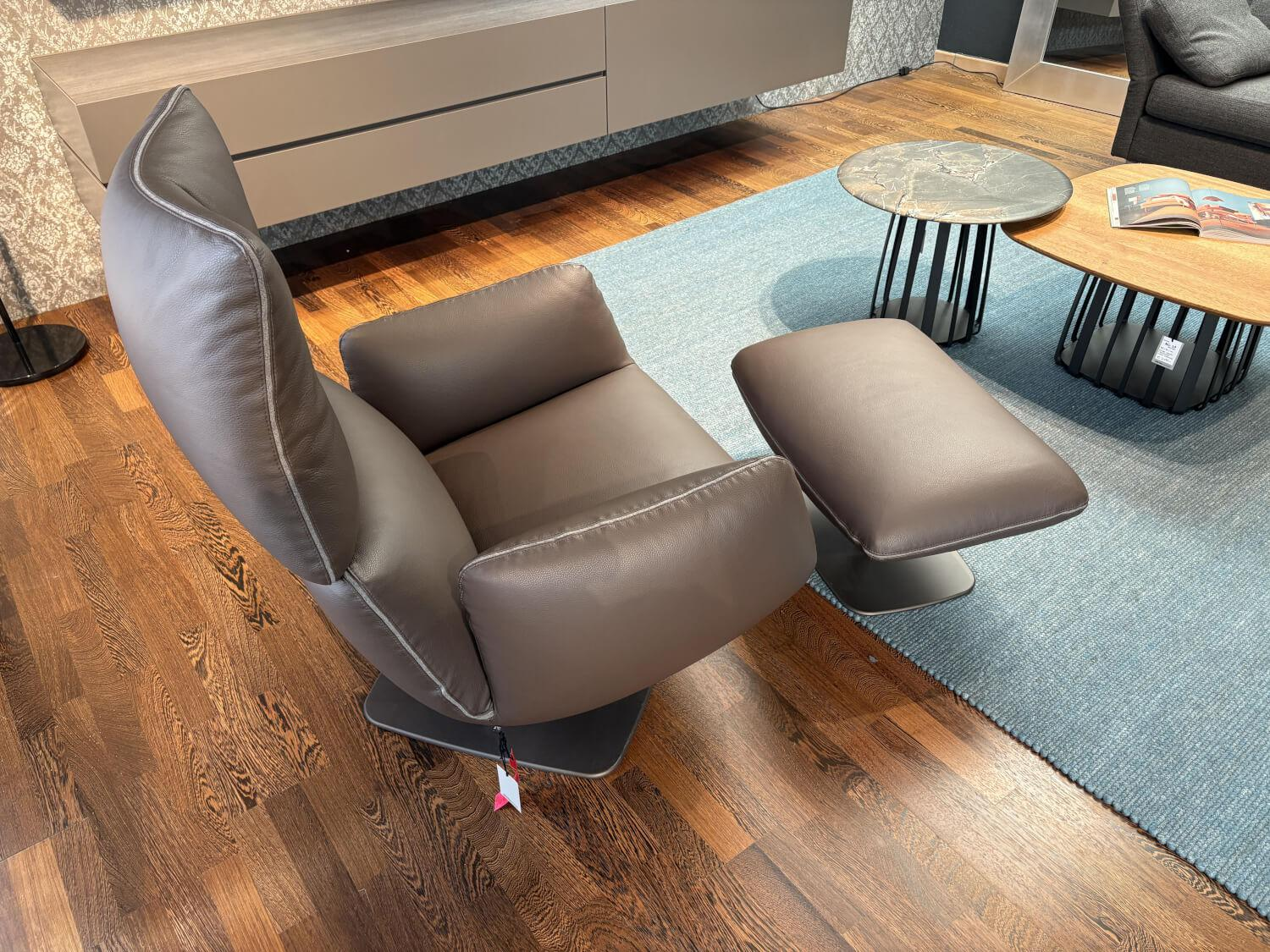 COR - Sessel Jalis Lounge Leder 246 Schoko-Grau mit Hocker - 2