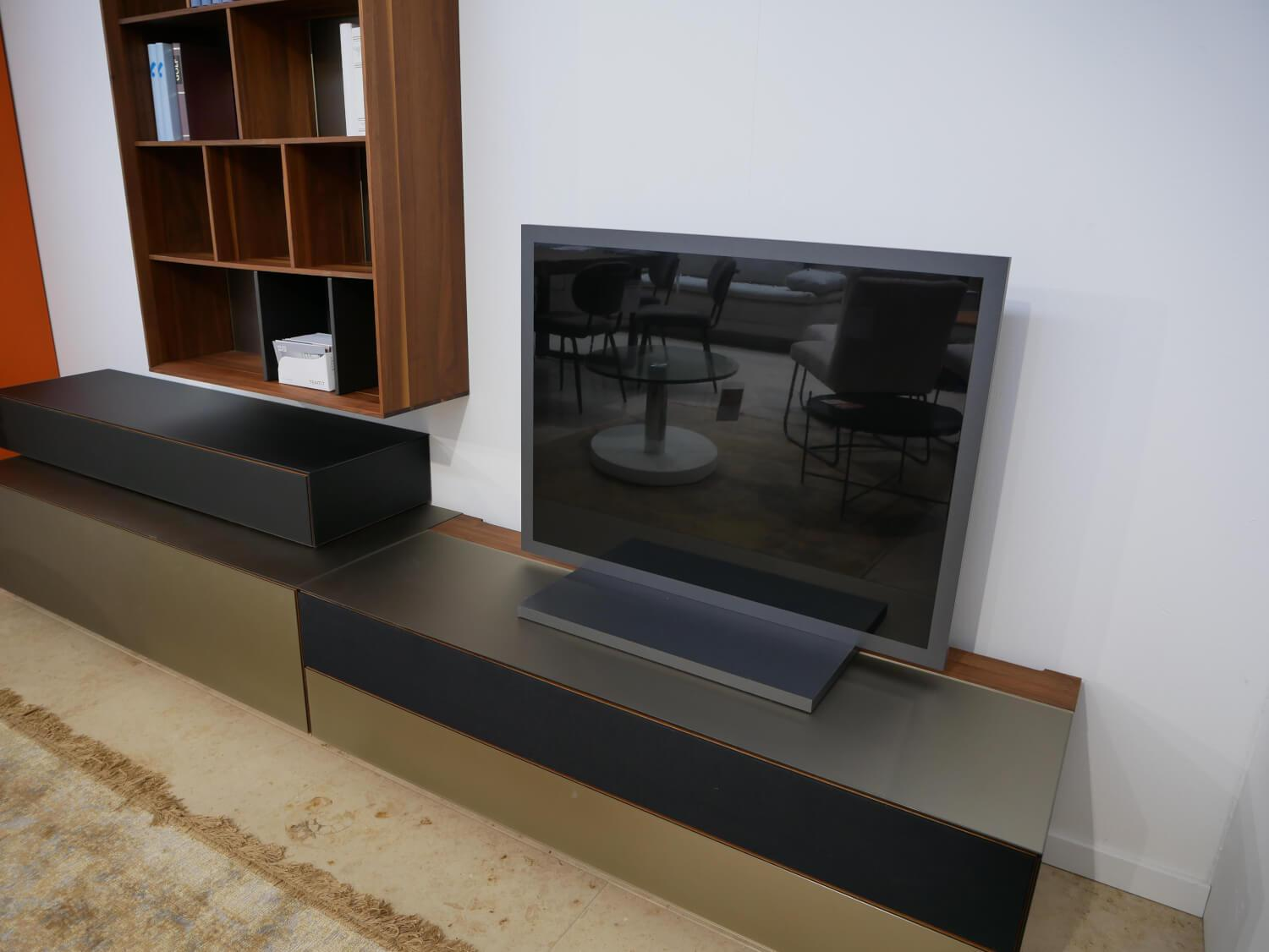 Team 7 - Wohnwand Cubus Pure 18 Nussbaum Massiv Natur Öl Farbglas Schwarz Matt - 5