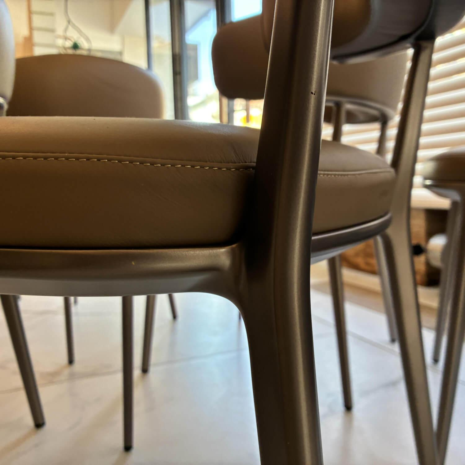 B&B Italia - 8er-Set Stuhl Caratos H73 Leder Gamma Tortora 1226280 Gestell Bernseteinfarben Lackiert - 4