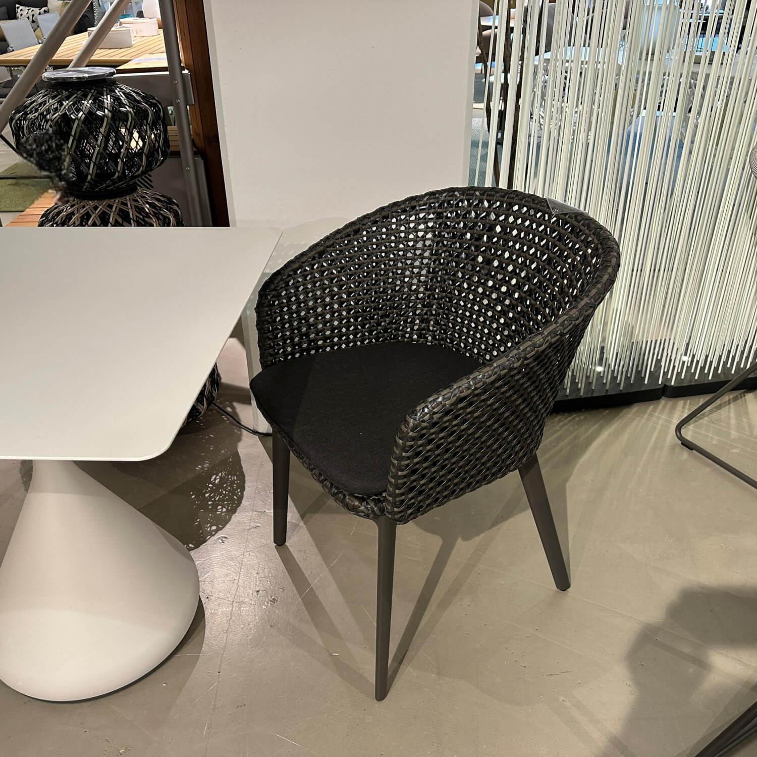 DEDON - Outdoor Tischgruppe Satellite Und Mbrace Platte HPL Gestell Aluminium Lipari Weiß Und Black Pepper Schwarz Mit Sitzkissen - 4