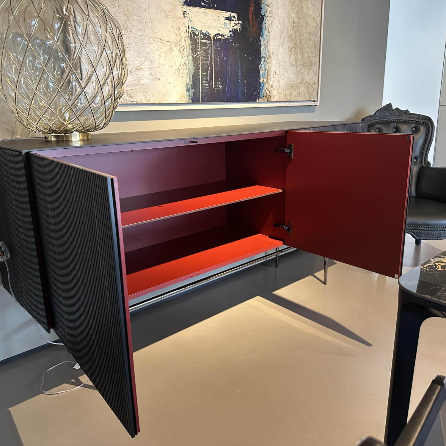 Kettnaker - Sideboard Soma Front Relief Maron Braun Korpus Lack Rubinrot Rot Abdeckplatte Fenix Schwarz Gestell Schwarz Chrom - 7