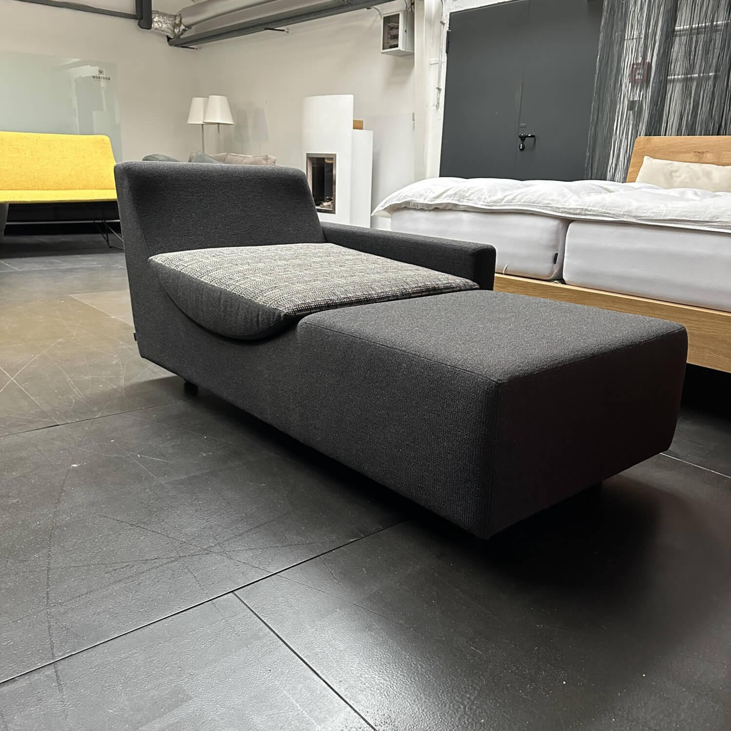 Werther - Recamiere Wave Bezug Stoff U3986N Grau Schwarz Einlegekissen Stoff R2071F Schwarz Füße Holz Gebeizt - 8