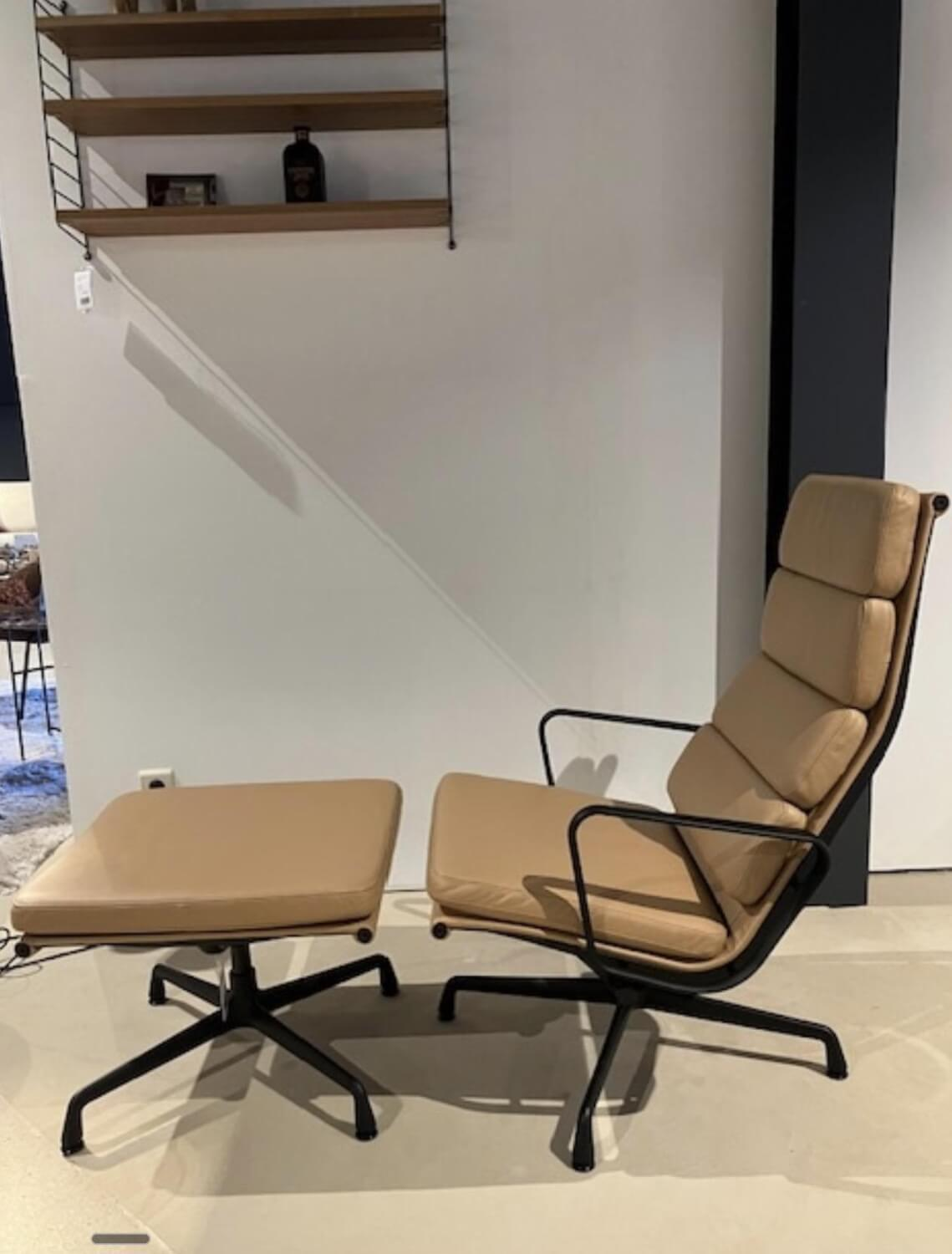 Vitra - Relaxsessel Soft Pad EA222 Leder Premium F Ocker 62 Hellbraun Gestell Metall Tiefschwarz Pulverbeschichtet Inkl. Hocker - 4