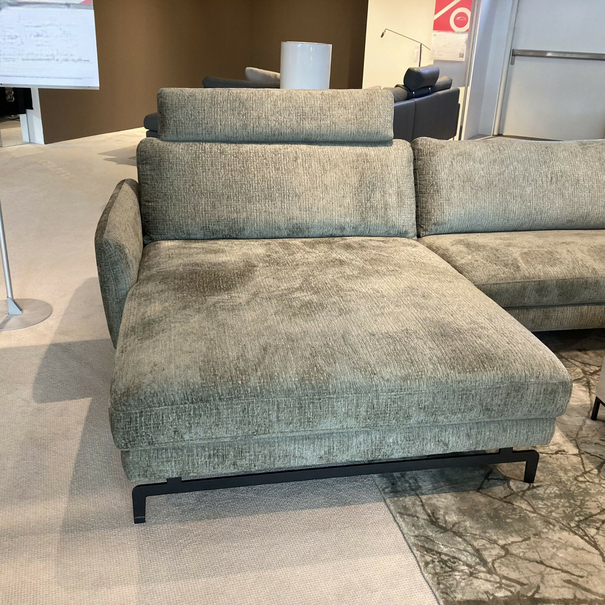 Contur - Ecksofa Enna Stoff Fusion Thyme Grün Füße Schwarz mit Kopfstütze - 4