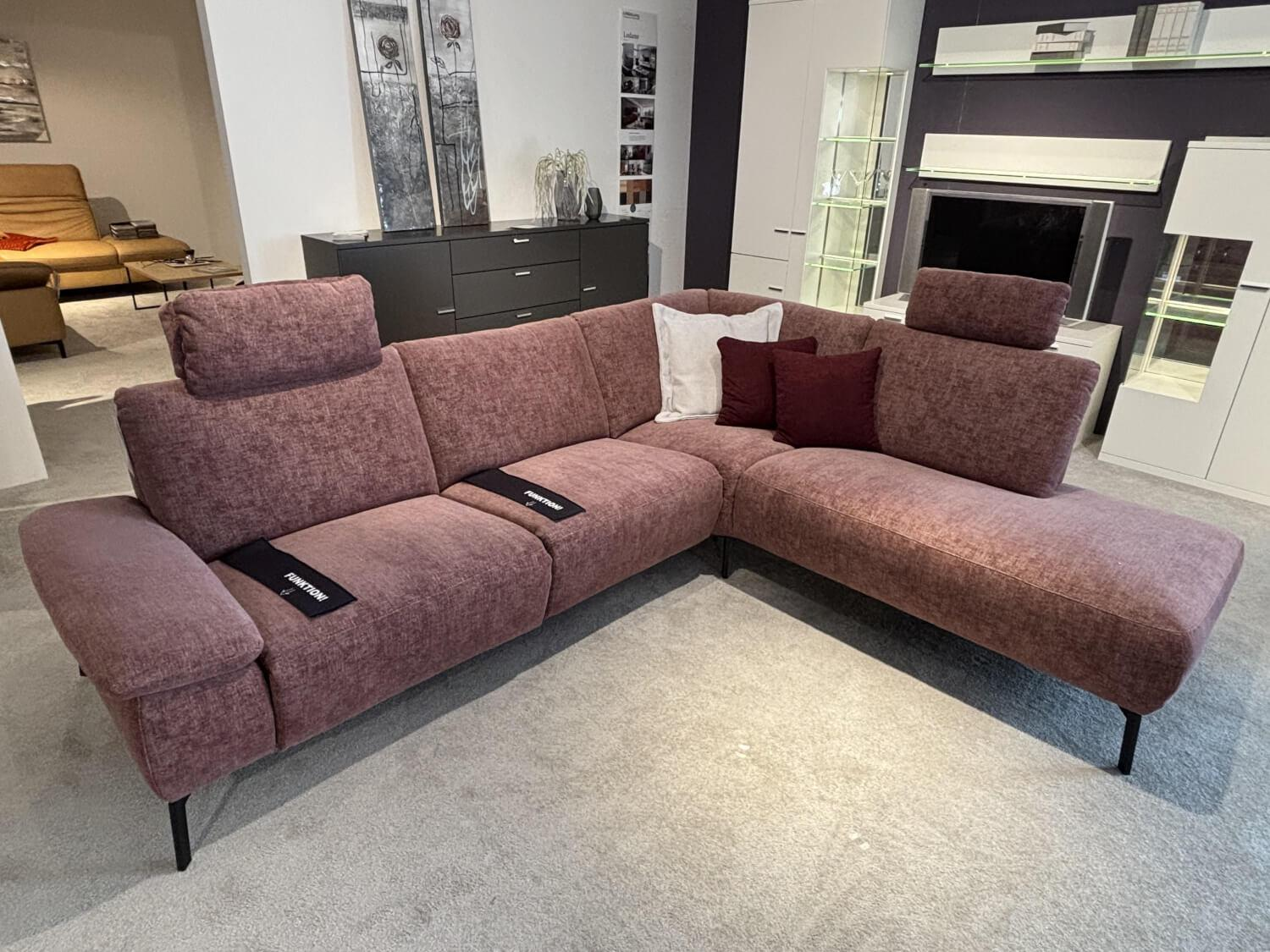 Carina - Ecksofa Vino Stoff Cosmopolitan Rosewood Rot Rosa Fuß 284 Schwarz Matt Inklusive 2 Kopfstützen Und  3 Kissen - 3