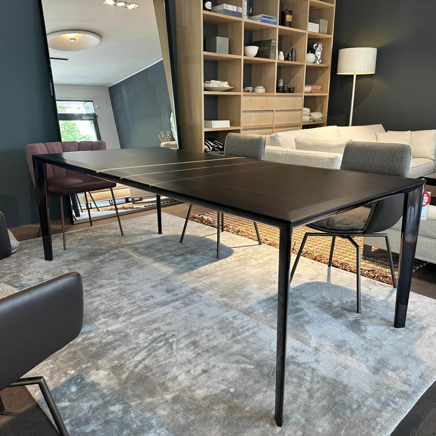 Molteni & C - Esstisch Filigree Platte Marmor Sahara Noir Schwarz Gestell Metall Chrom Schwarz Glänzend - 4