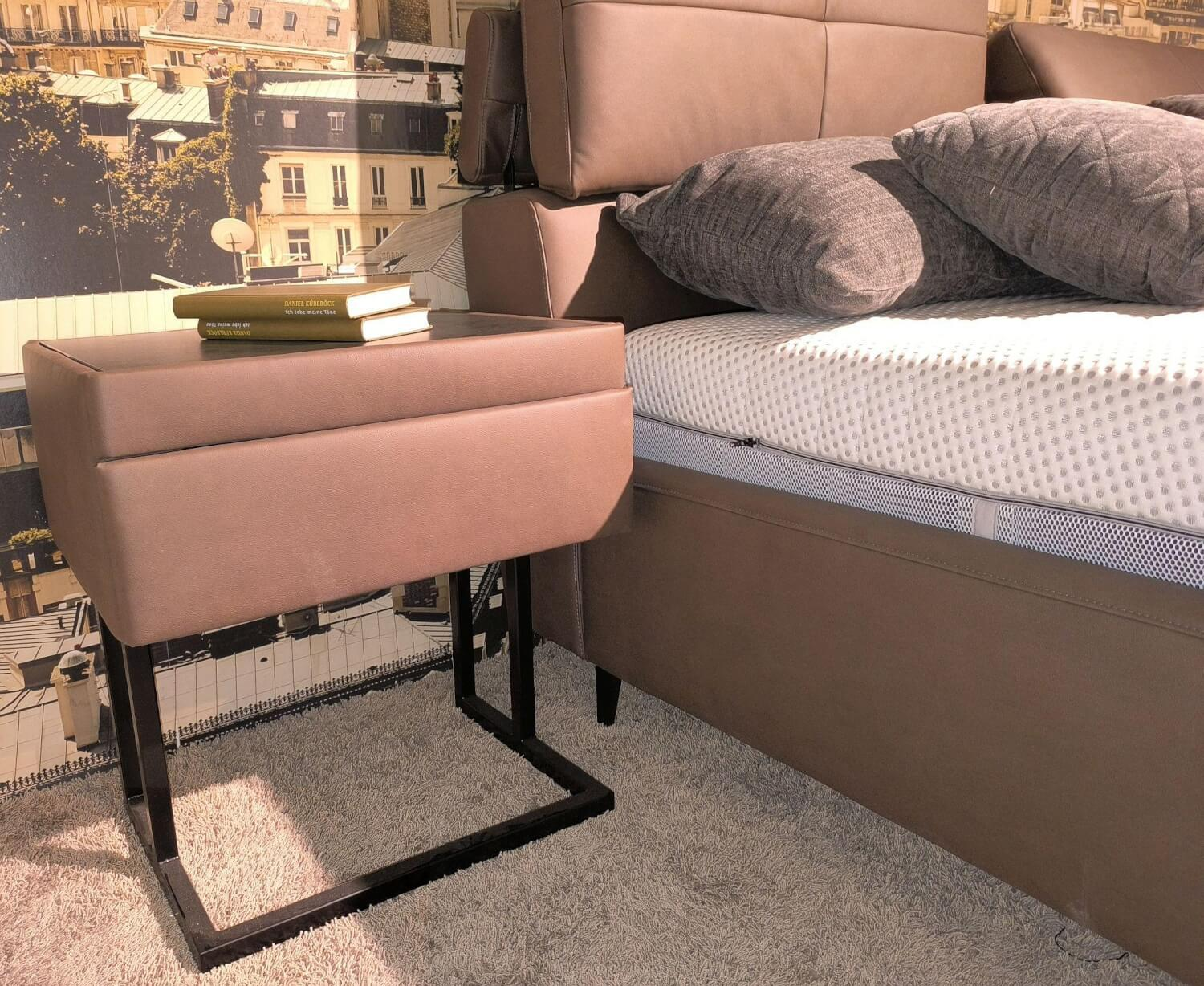 Hukla - Polsterbett HUPB22140 Stoff Galero Nougat Braun Füße Metall W014 Schwarz Inklusive Nachtkonsolen Und Kissen - 2