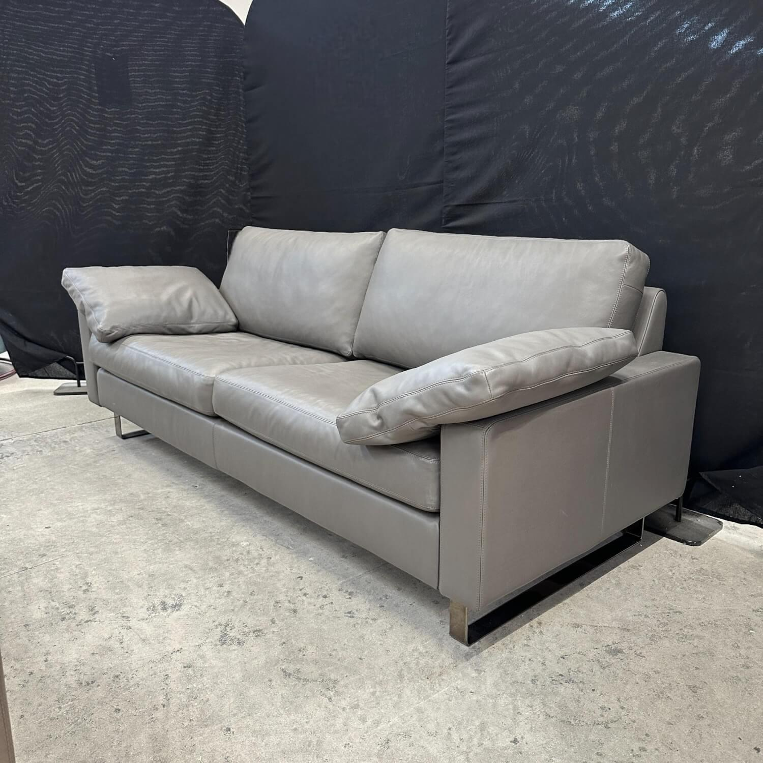 COR - Sofa Conseta Leder Puro 611 Trüffel Grau Metallkufen Schwarzchrom Inklusive 2 Armlehnkissen - 5