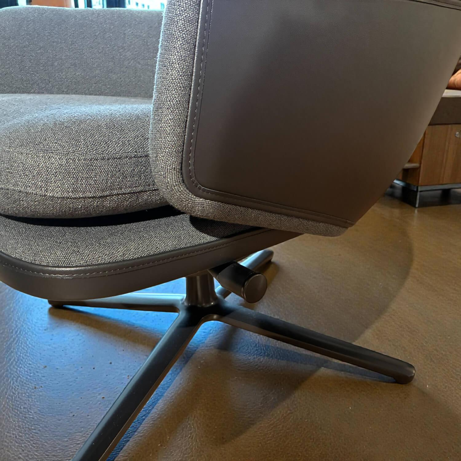 Vitra - Sessel Grand Relax Sitz Stoff Dumet 33 Carbon Grau Rücken Leder Forte Decor Nero Schwarz Gestell Basic Dark Schwarz Mit Hocker - 2