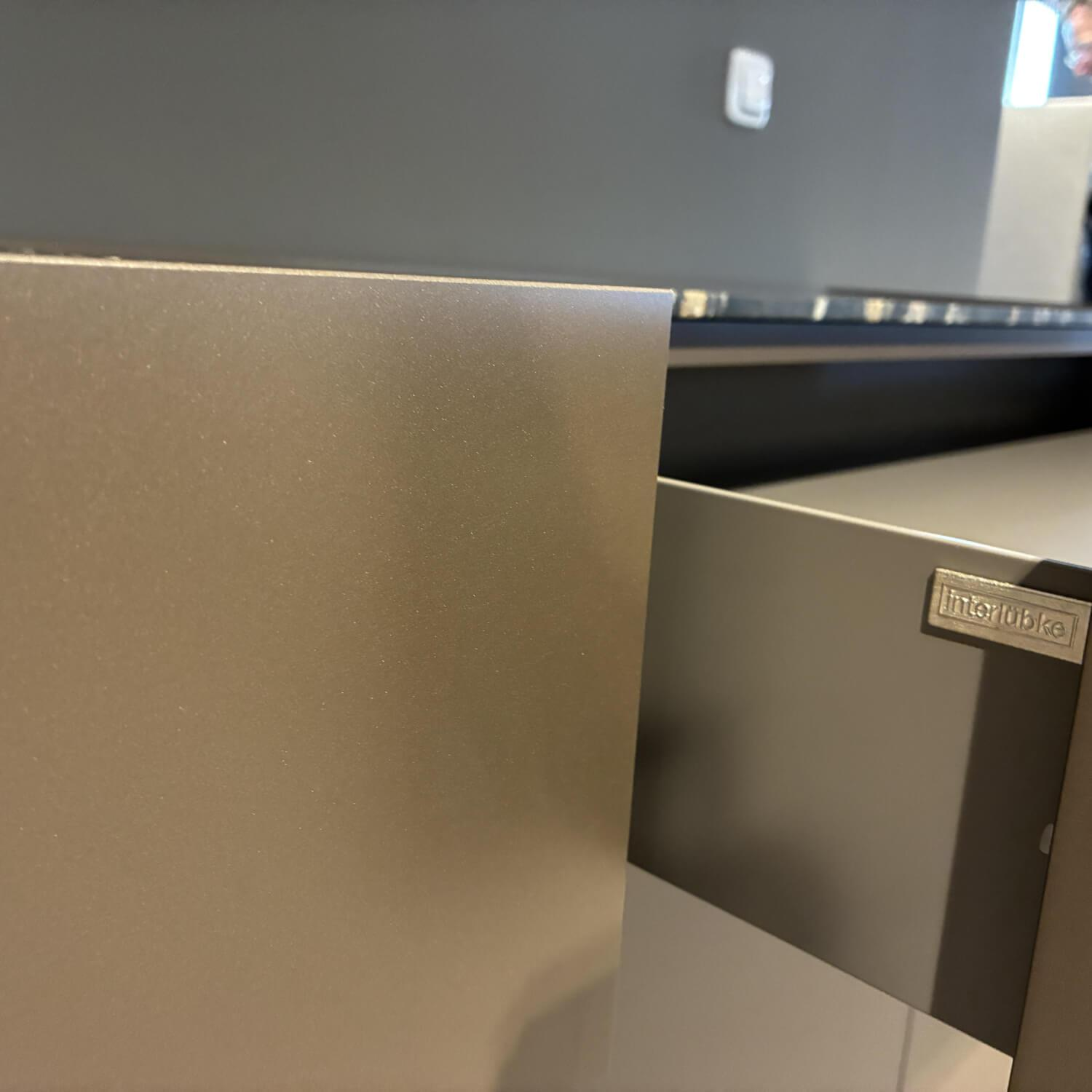 Interlübke - Sideboard Cube Bold Lack M10 Bronze Metallic Abdeckplatte Quarz Tropical Storm O64 Schwarz - 3