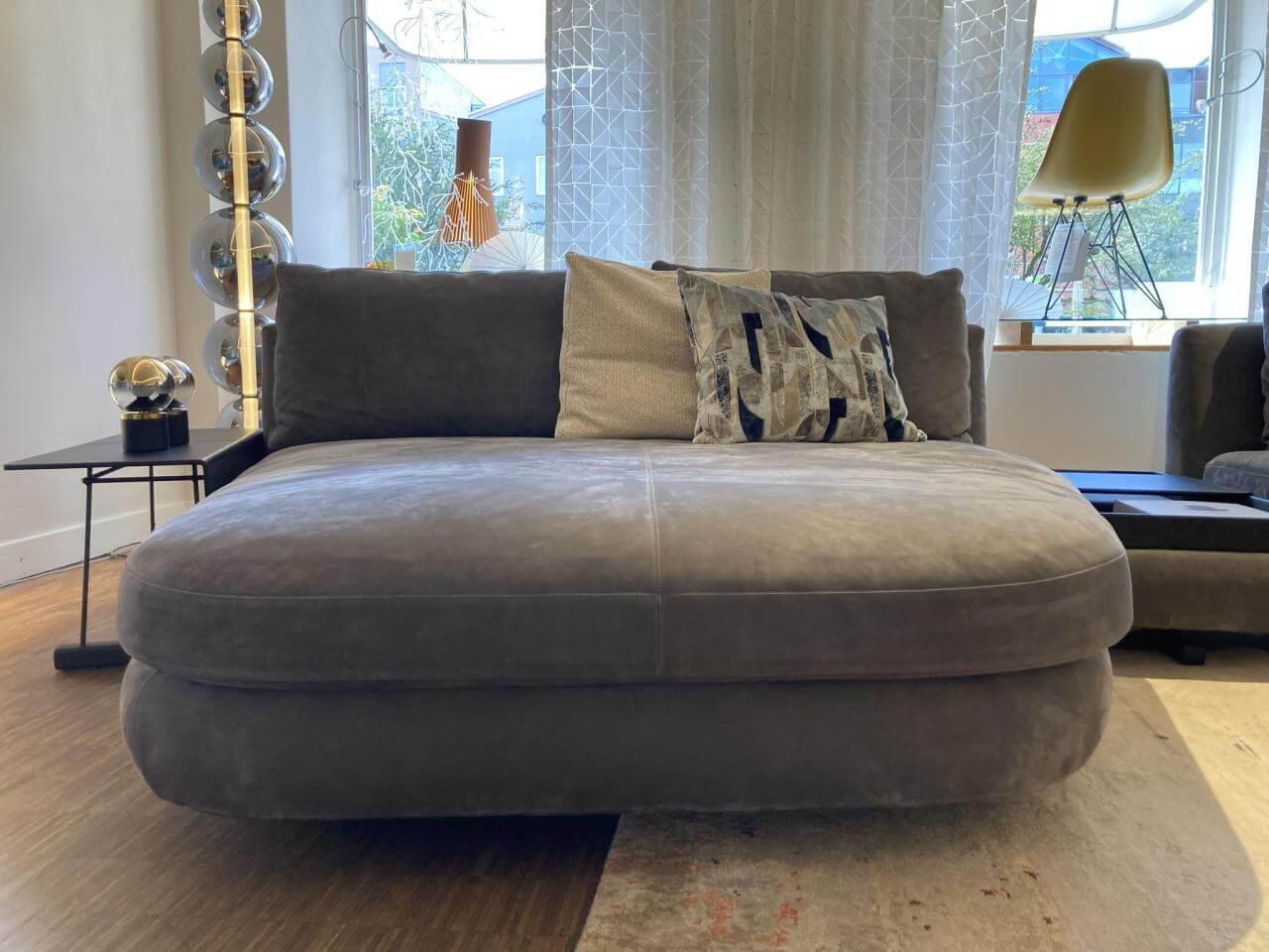 Walter Knoll - Ecksofa Tama Living Leder Velvet Poppy Seed Braun Kufen Eiche Geflammt Inklusive Anstelltisch Und Kissen - 4