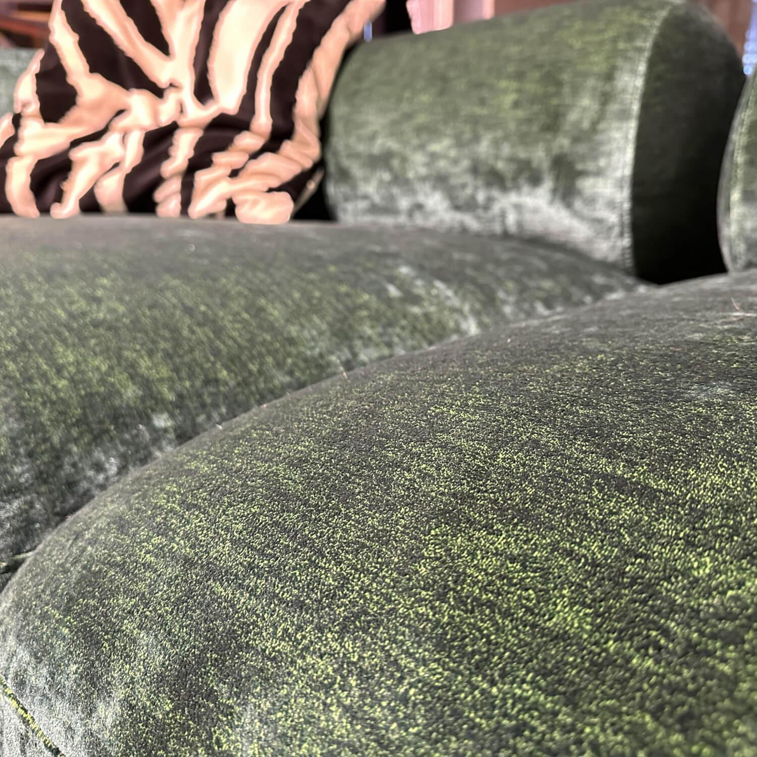 Bretz - Ecksofa Tharuun Stoff 67 7137 Velours Emerald Grün Füße Gleiter Schwarz Inklusive Kissen - 5