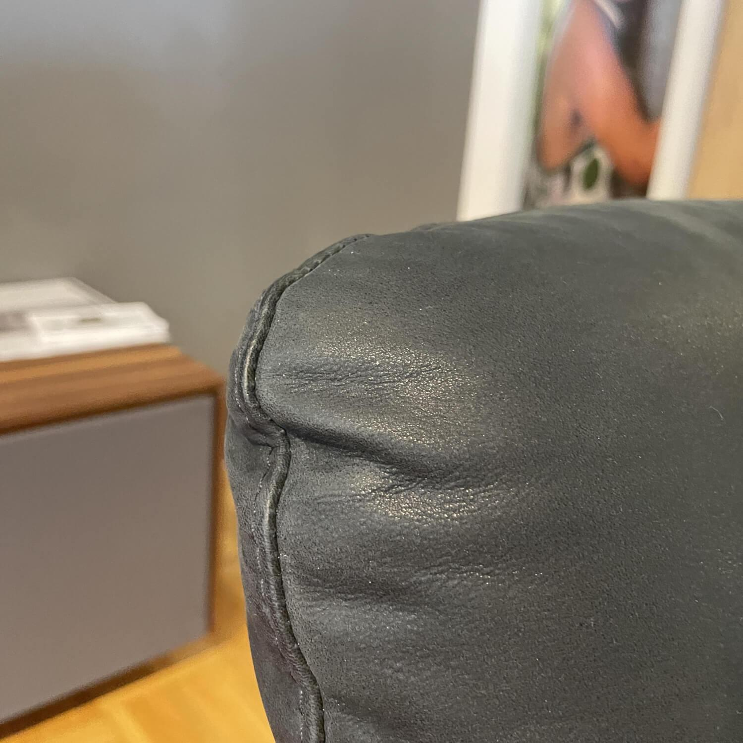 Sofa Roro Small Leder Glove Schwarz 5625-10 mit Tisch Eiche Dunkel Geölt