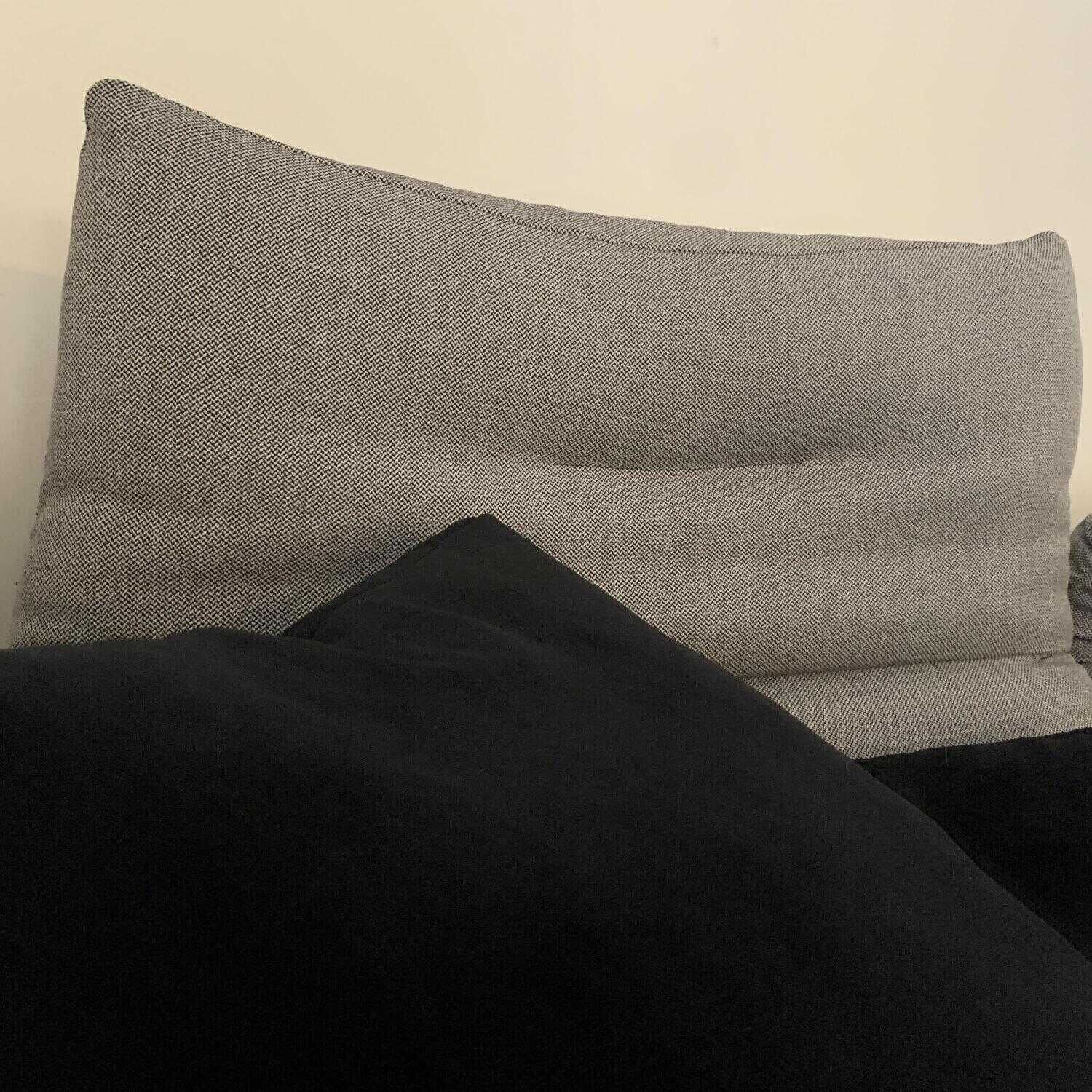 Sofa Avalanche Stoff Pepper Grau Füße Schwarz mit Hocker