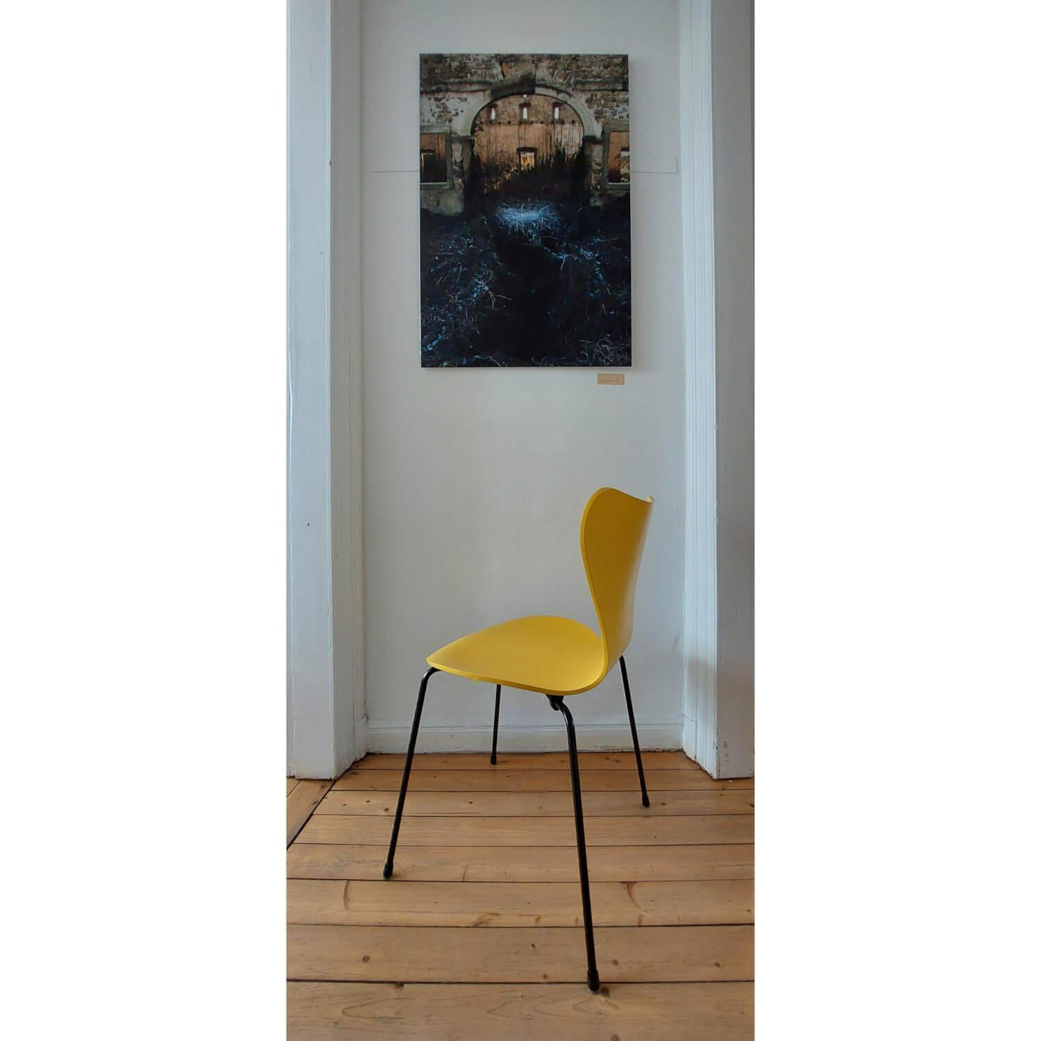 Fritz Hansen - Stuhlgruppe Modell 3107TM Serie 7 Sitzschale Messerfurnier Esche Gefärbt In Grau Rosa Rot Orange-Rot Gelb Und Blau Gestell Stahl Schwarz Stapelbar - 4