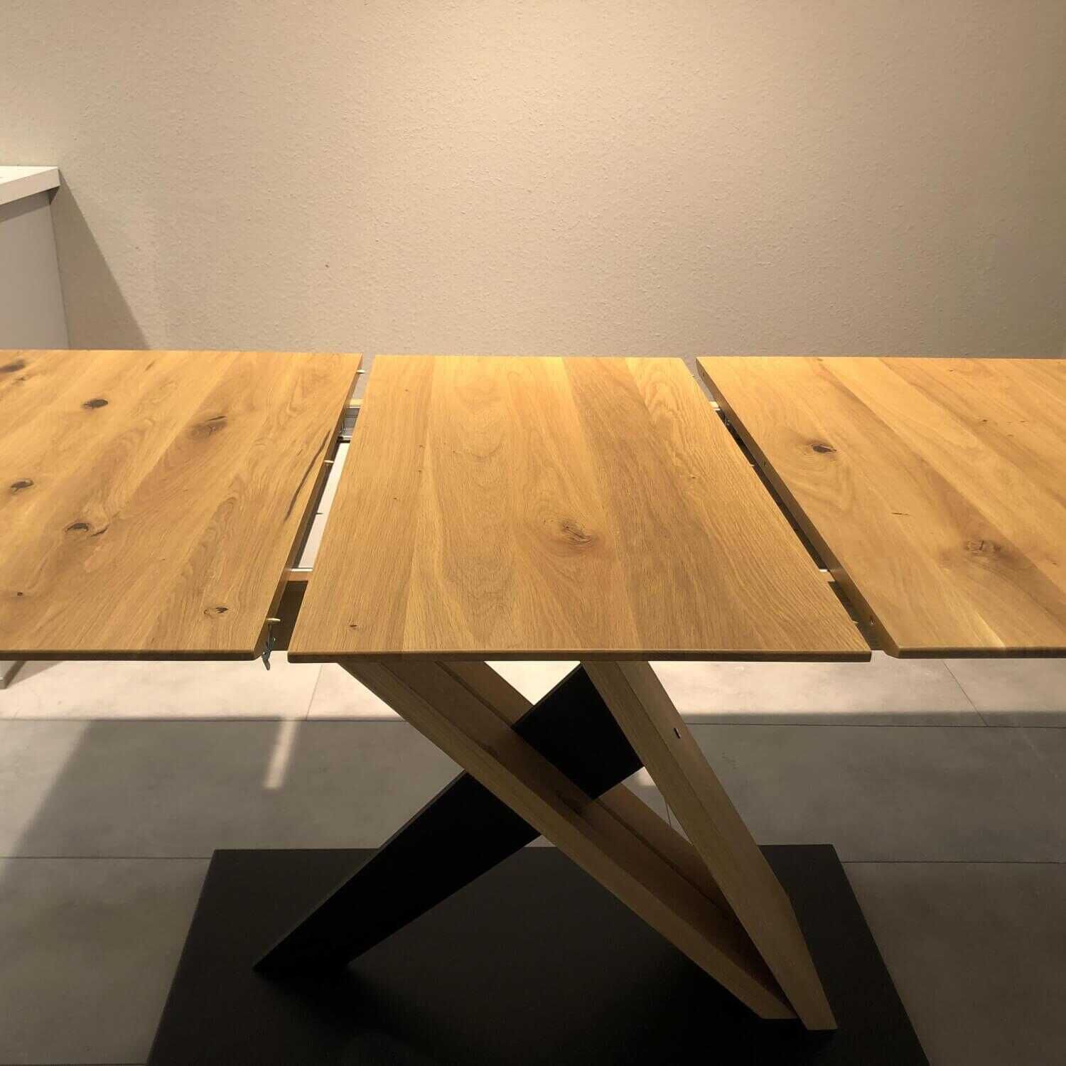 Tisch Lyon Eiche Massiv mit Auszugsfunktion und Facettenprofil