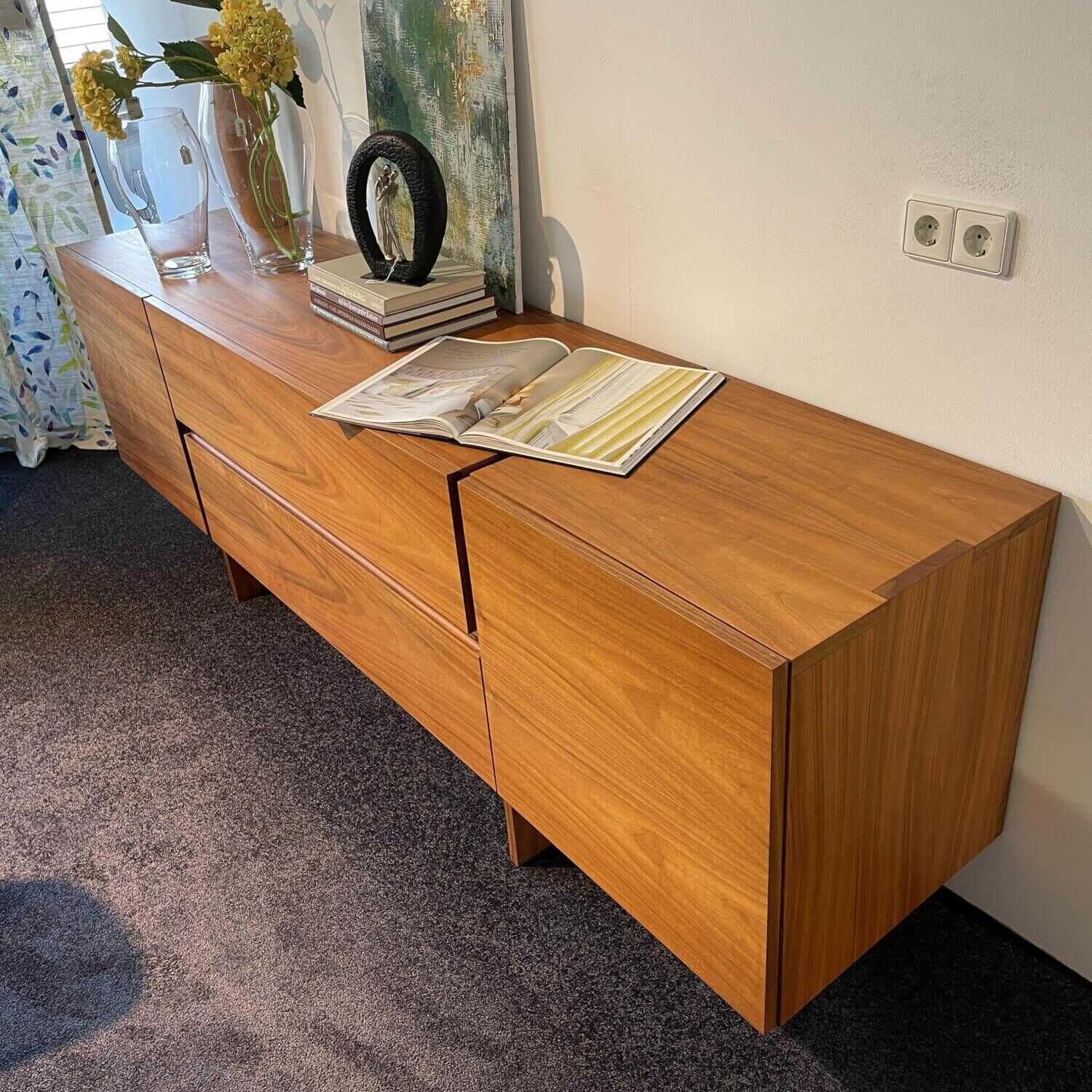 Riva1920 - Sideboard AKI Nussbaum geölt mit 2 Seitentüren und 2 Schubladen - 3