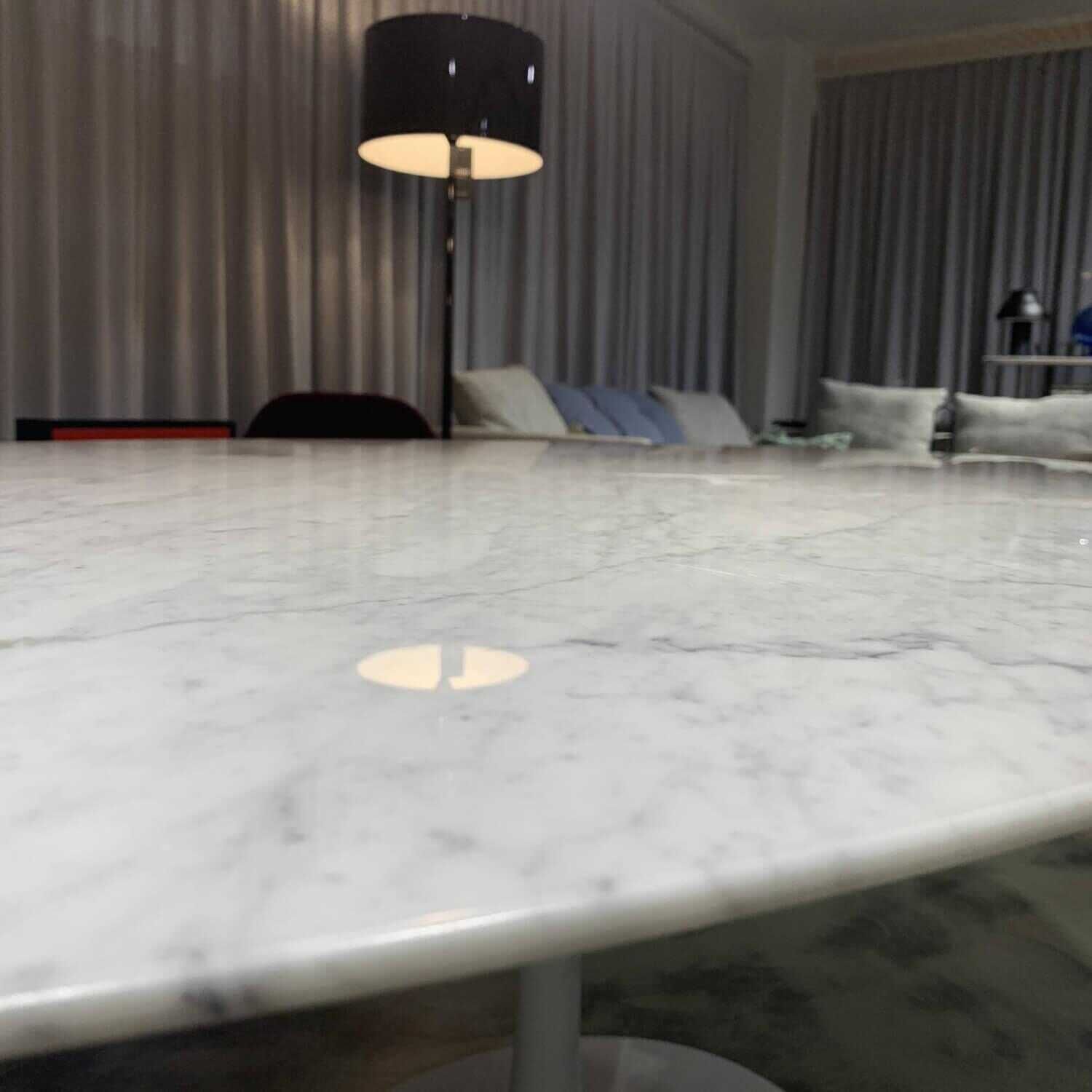 Saarinen Tisch Marmor Statuarietto Weiß-Grau Glänzend mit leichten Gebrauchsspuren