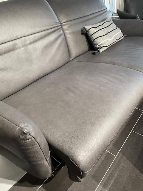Mondo - Sofa Felini Leder Reno Anthrazit Metallkufe Matt Schwarz Mit Motorischem Vorziehsitz Und einem Kissen - 5