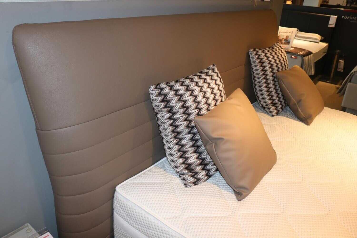 fabric-by-bugatti-bett-prodomo-gold-stoff-braun-mit-matratze-plaid-kissen-76e032c9a9a45d1c93d1b6945 fabric by Bugatti - Bett Prodomo Gold Stoff Braun mit Matratze Plaid Kissen - 3
