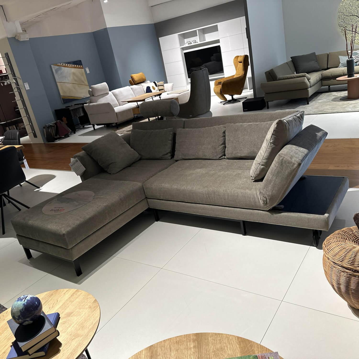 Brühl - Sofa Four Two Stoff 2813 0021 Greige Grau Beige Metallkufen Und Rollen Schwarz - 2