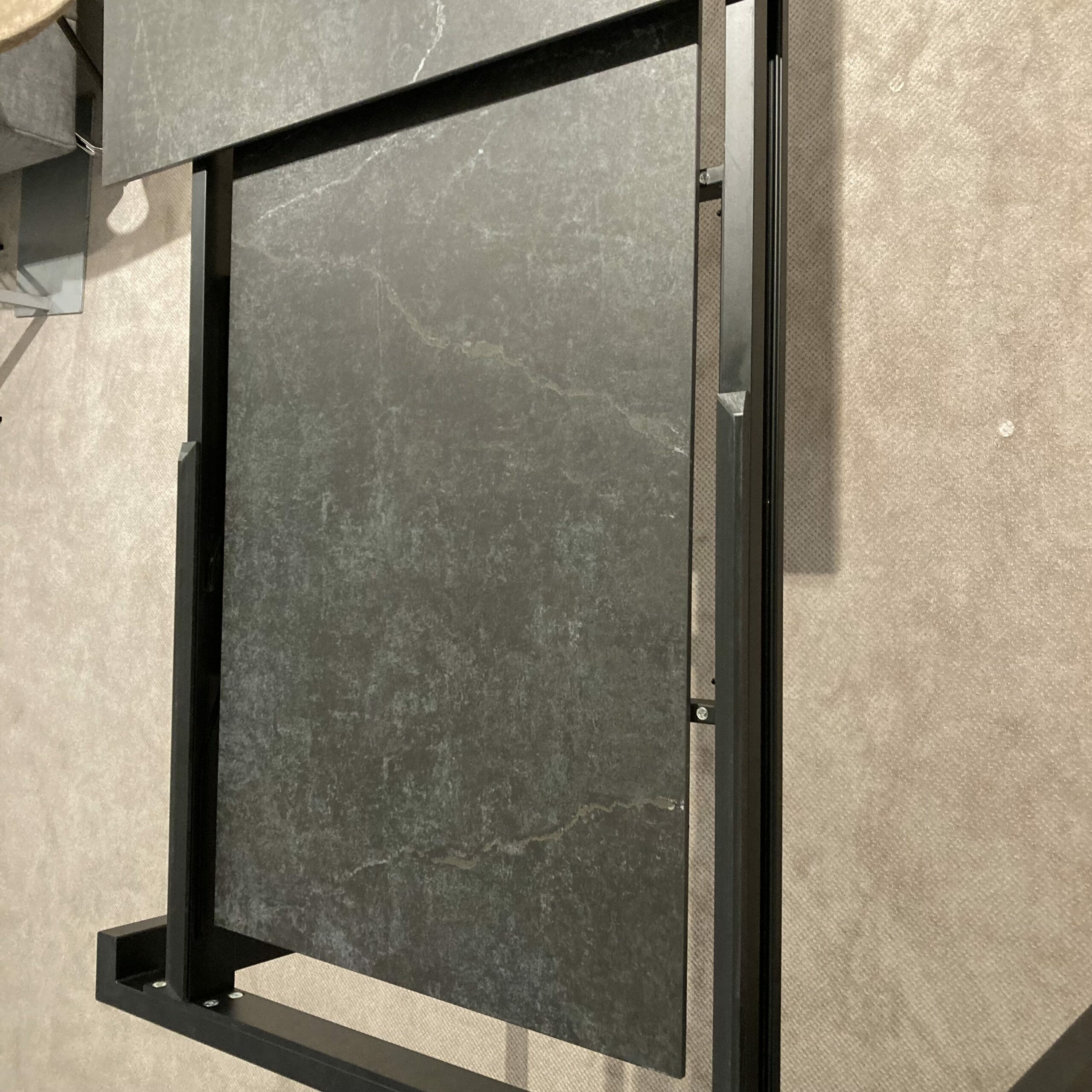 Bert Plantagie - Esstisch Isola Tischplatte Dekton Industrial Laos Schwarz Gestell Metall RAL Verkehrsschwarz Mit Auszug - 4