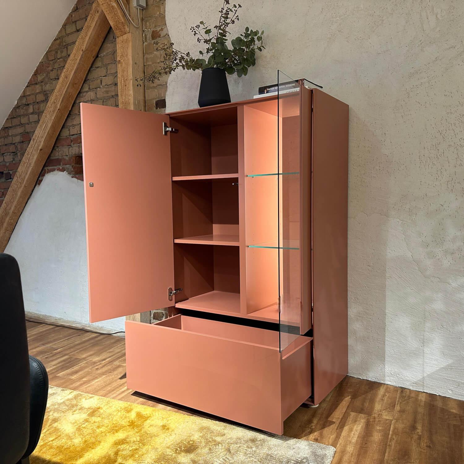 Contur - Highboard Colore Lack Matt Samtbeere 489 Rosa Rot Sockelrahmen Drehfuß Vitrine Klarglas Mit LED Beleuchtung - 7
