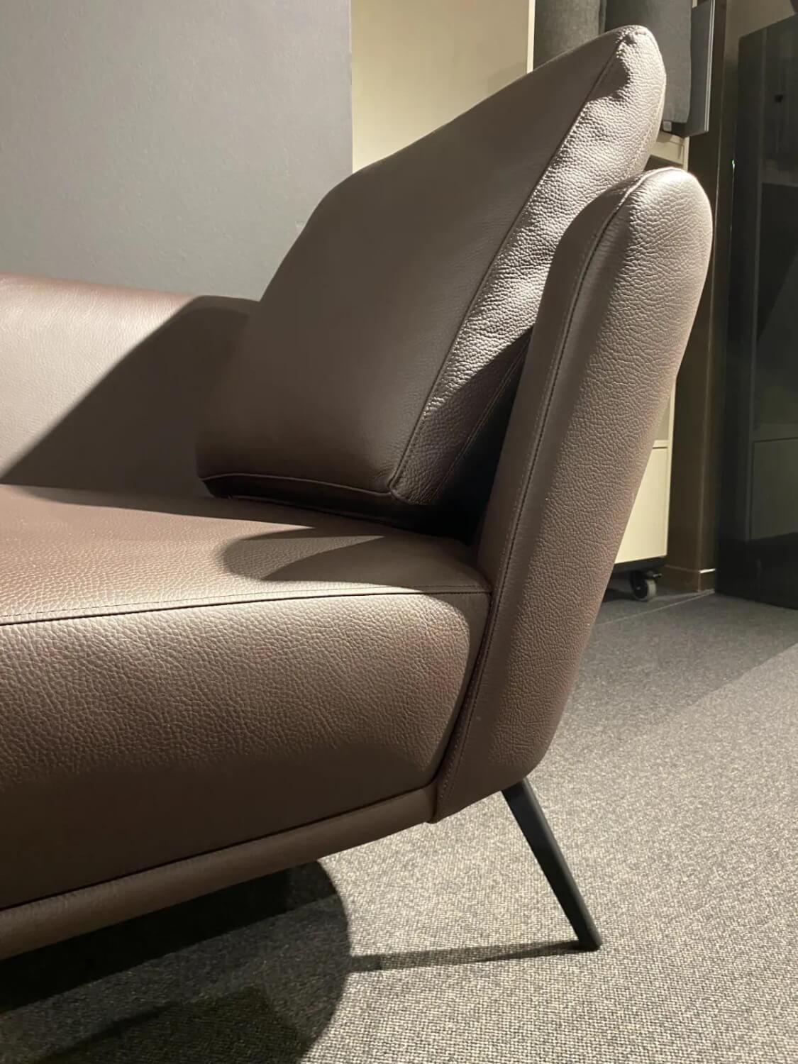 Christine Kröncke - Loungesessel Nona Leder 301 Comfort Marrone Braun Füße Metall Schwarz Pulverbeschichtet - 2
