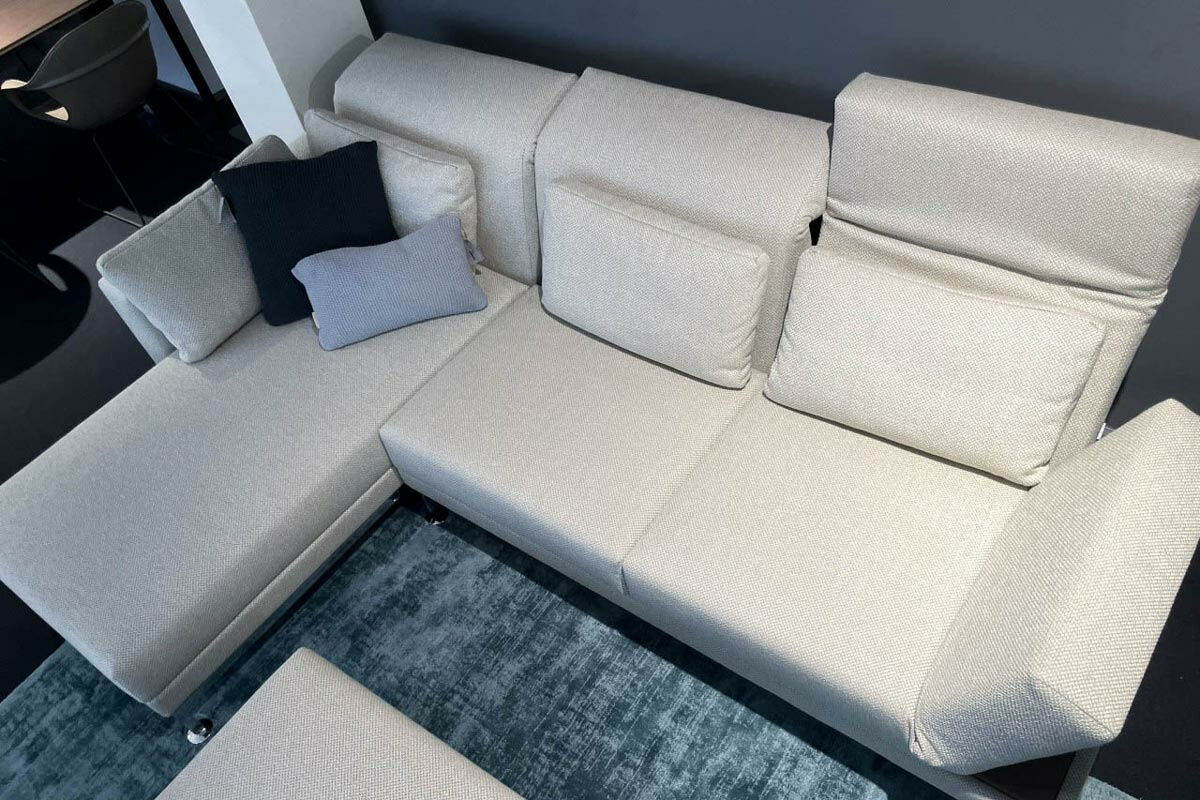 Brühl - Ecksofa Moule Medium Stoff 4491 42 Beige Ablage Leder La plume 5663 46 Braun Kufengestell Verchromt Glänzend Inklusive Hocker Mit Rollen - 2