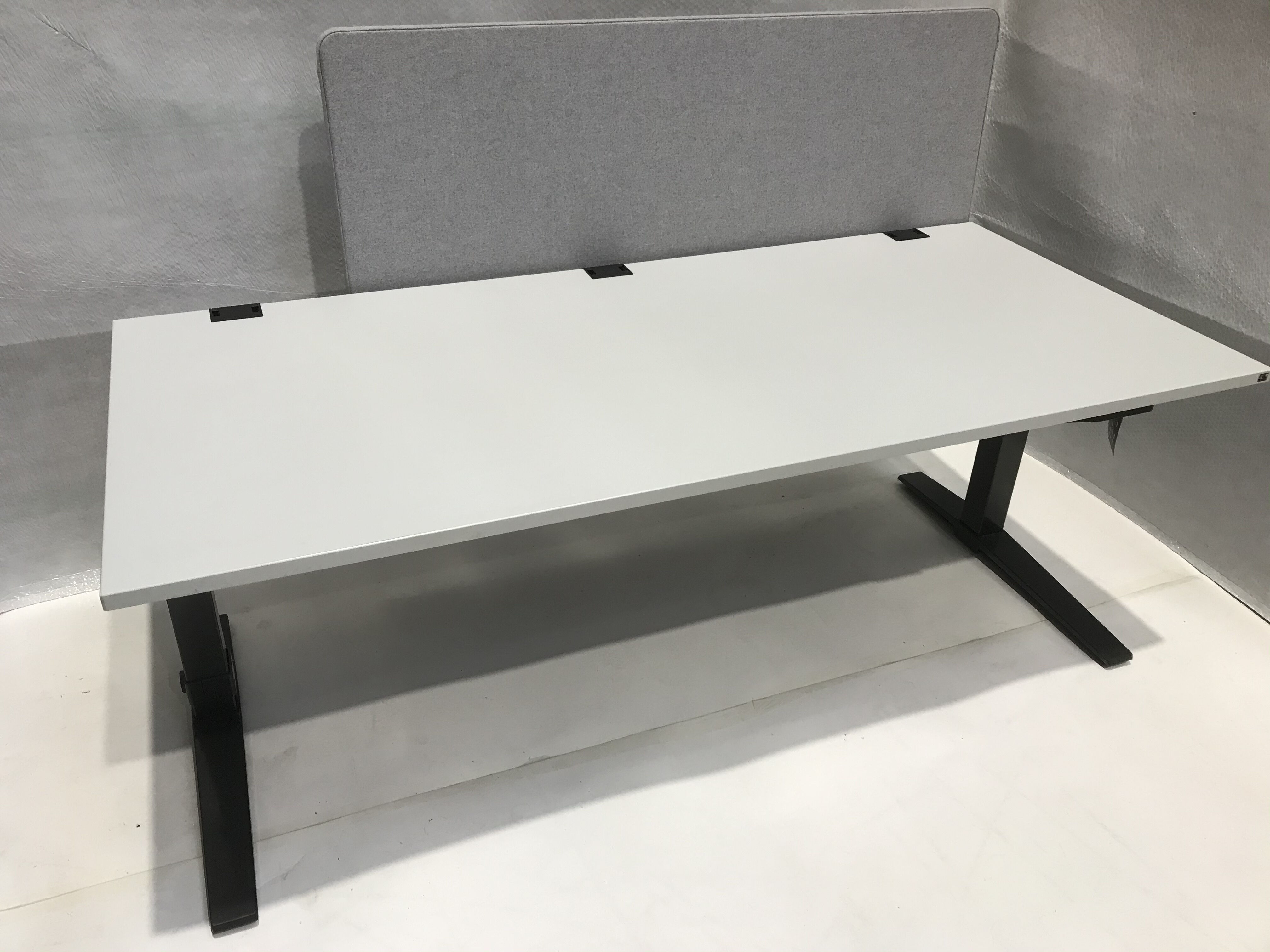 Schreibtisch T-Fuß Normalform Höhenverstellbarer Tischplatte Kunststoff Lichtgrau Gestell Anthrazit Metallic