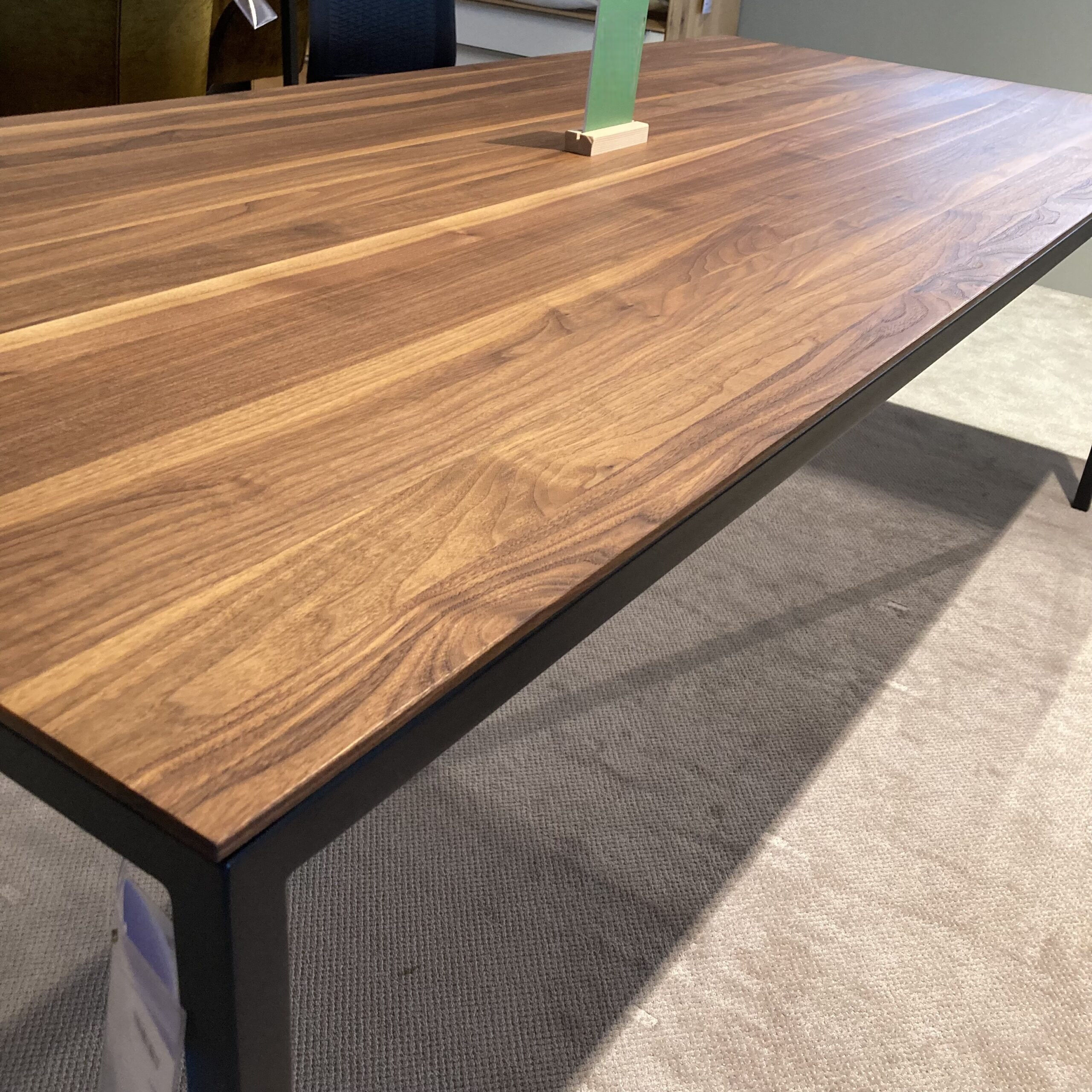 Willisau - Esstisch Dino Platte Amerikanischer Nussbaum Gestell Metall Schwarz Pulverbeschichtet  - 4