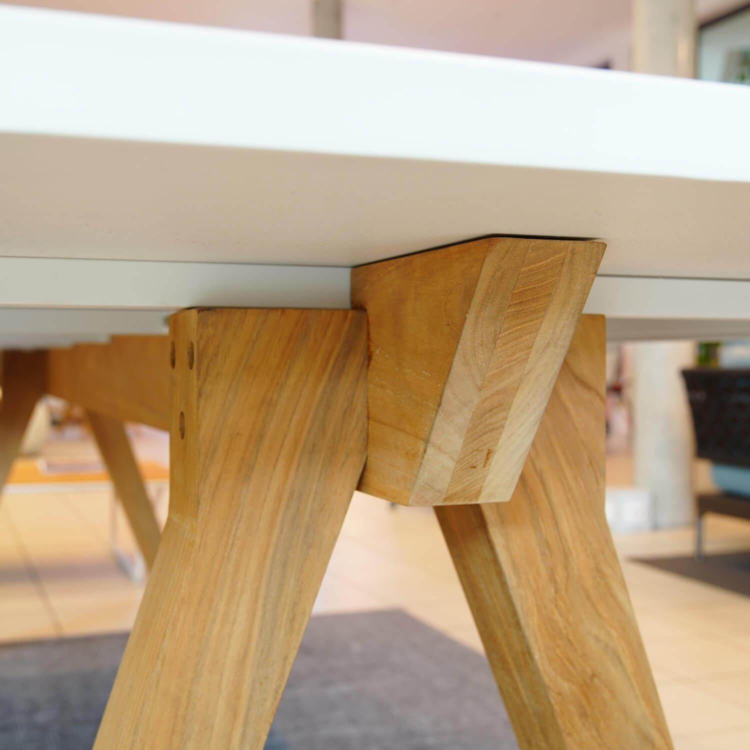 Kettal - Tisch Vieques Mesa Platte Aluminium Bone 678 Weiß Füße Teakholz - 4