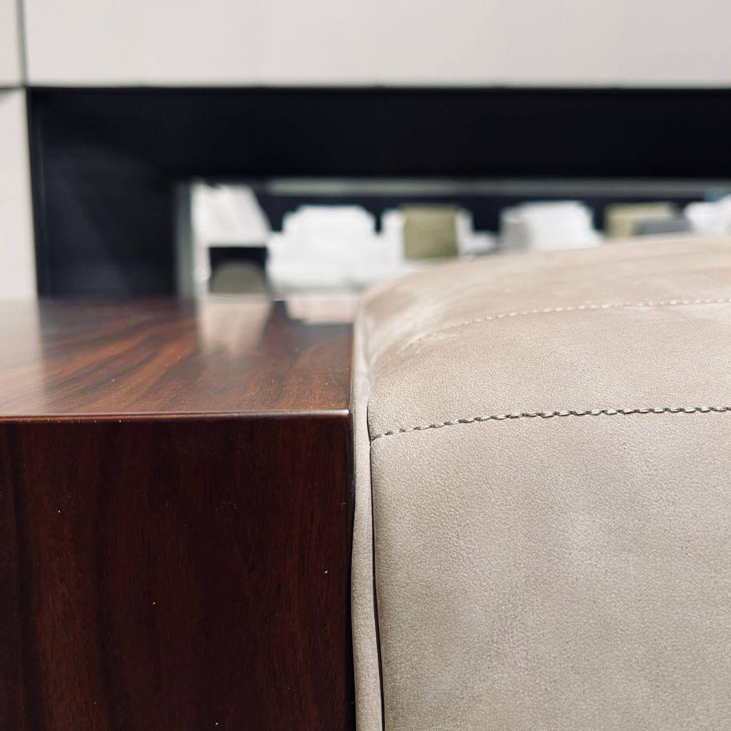 Minotti - Bank Roger Spring Leder Nabuk 24 Canapa Braun Beige Gestell Aluminium Black Coffee Schwarz Holz Palisander Santos Furniert - 3