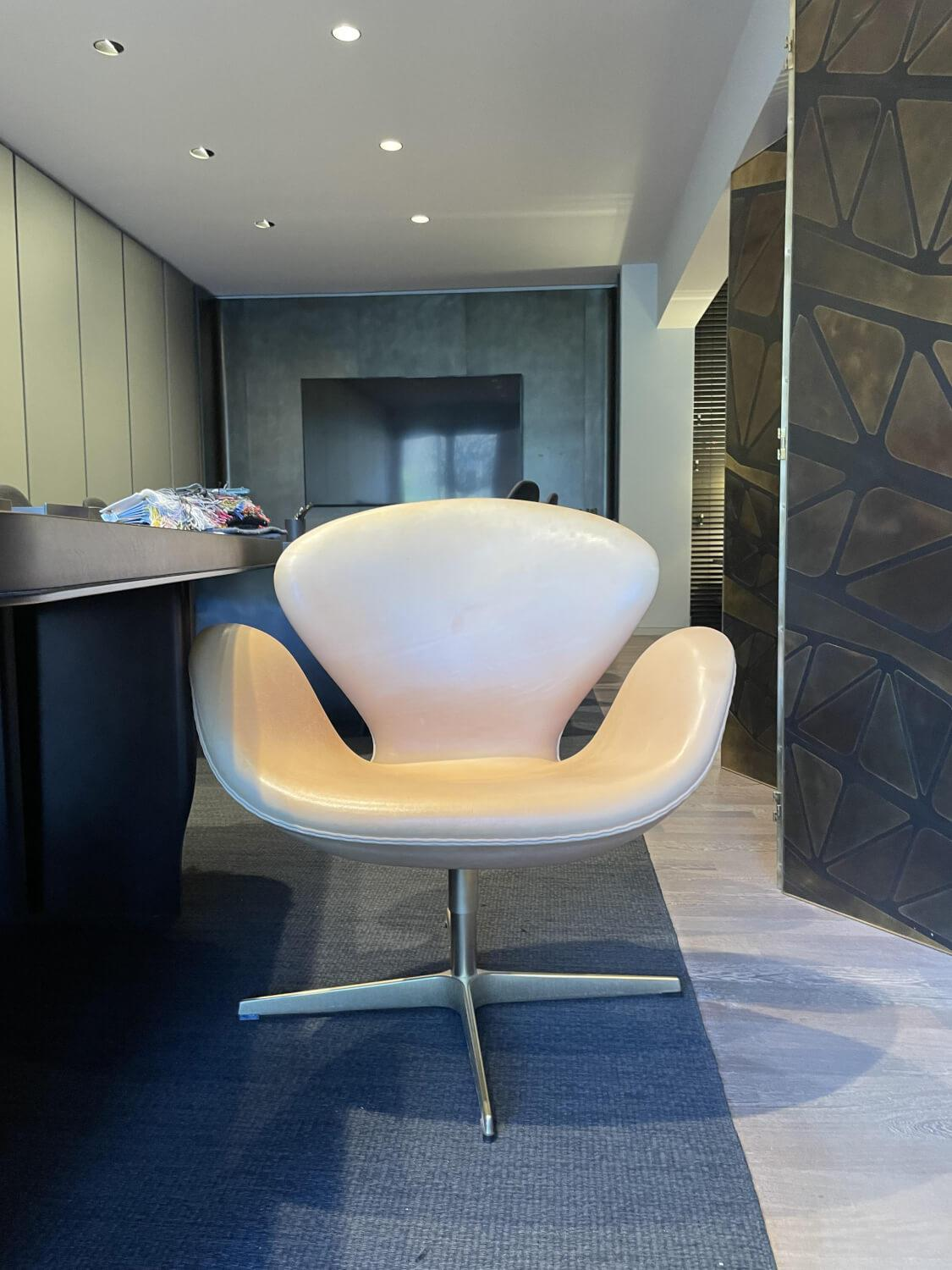 Fritz Hansen - 2er Set Stuhl Swan Chair Pure Leather Leder Natur Beige Gestell Vergoldet Drehbar - 7