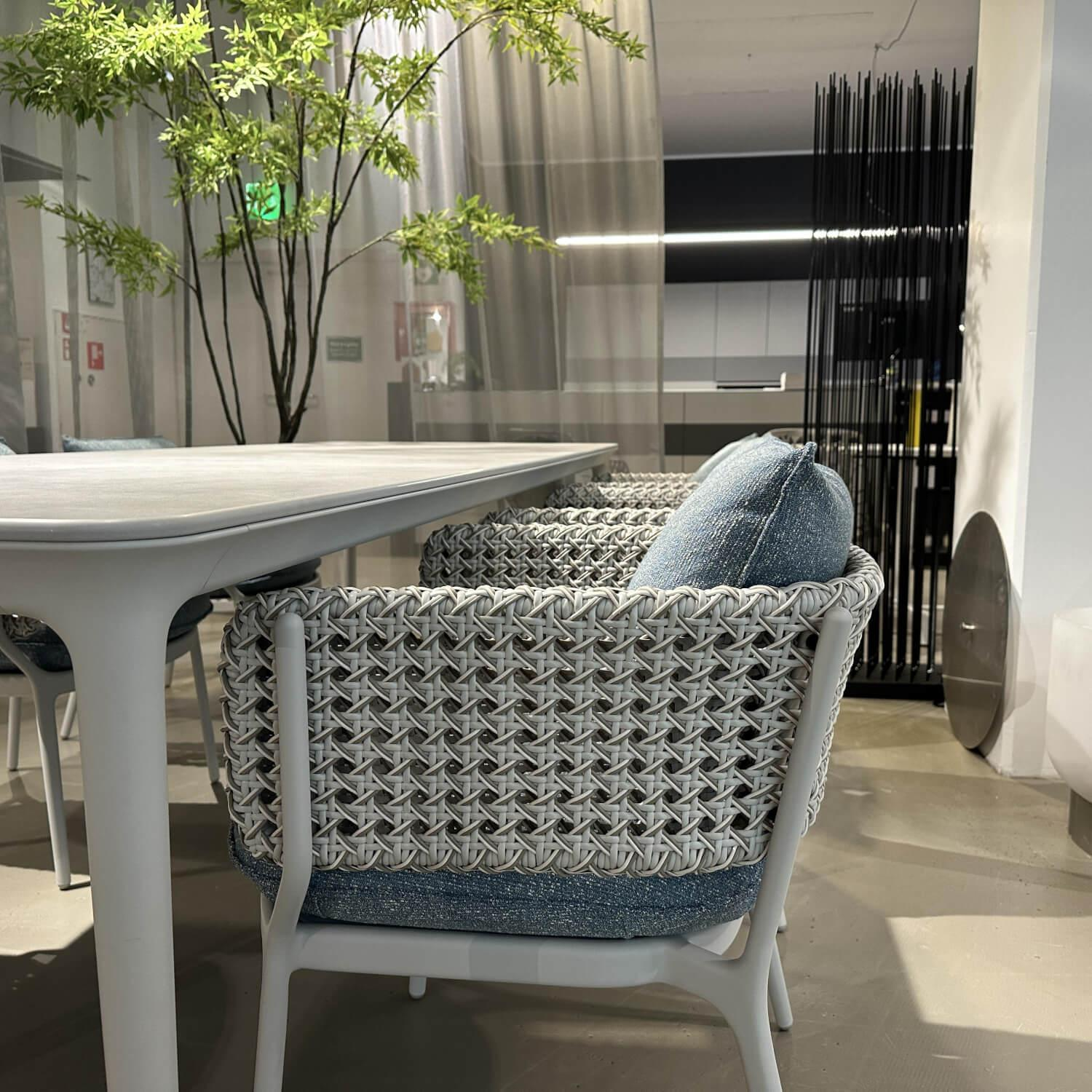 DEDON - Outdoor Tischgruppe Bellmonde Platte Keramik Mineral Grau Gestell Aluminium Lipari Weiß Grau Inklusive Kissen - 10