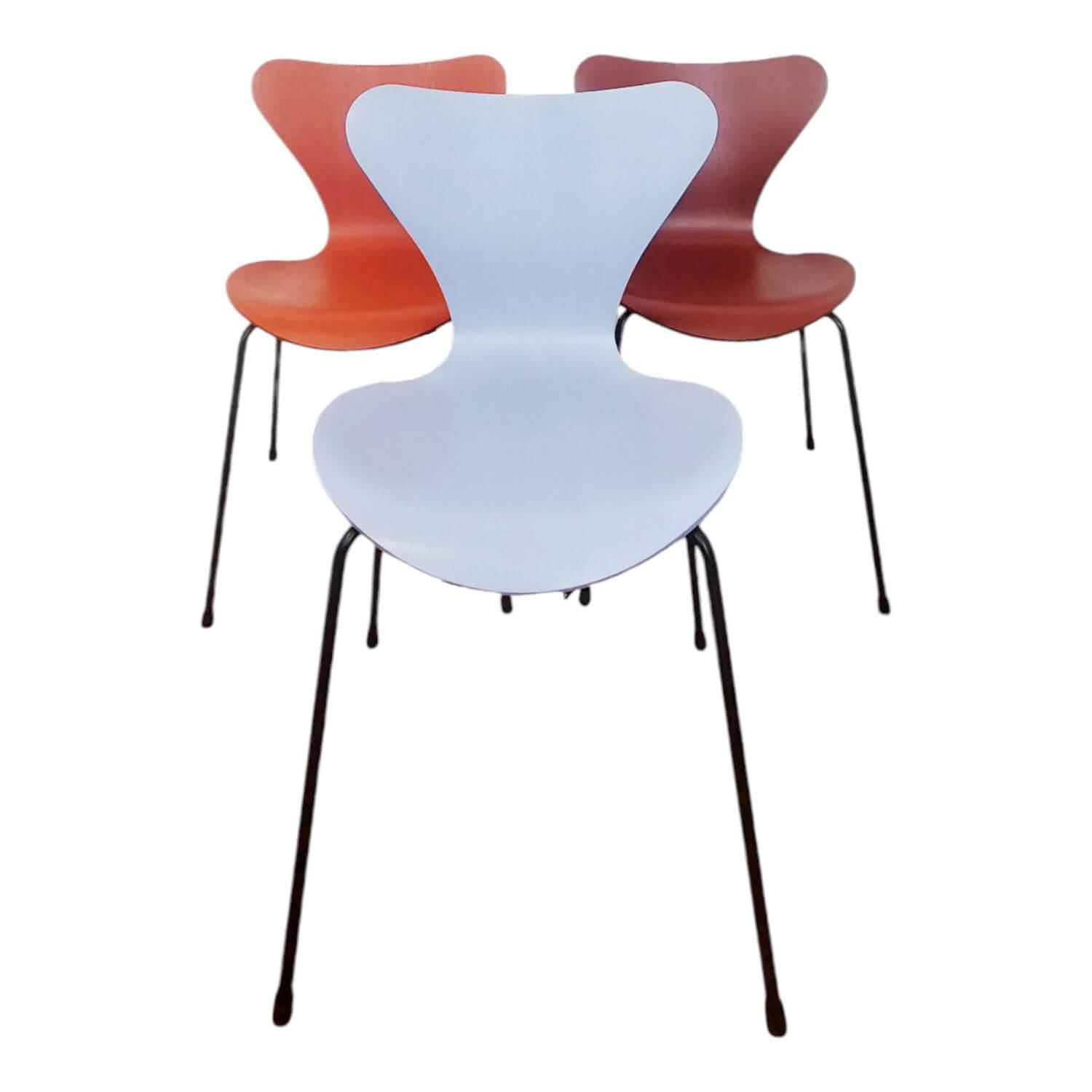 Fritz Hansen - 3er Set Stuhl Serie 7 3107 Gefärbte Esche Venetian Red 675 Rot Paradise Orange 575 Orange Und Lavender Blue 815 Hellblau Vierbeingestell Schwarz Mit Filzgleiter - 1