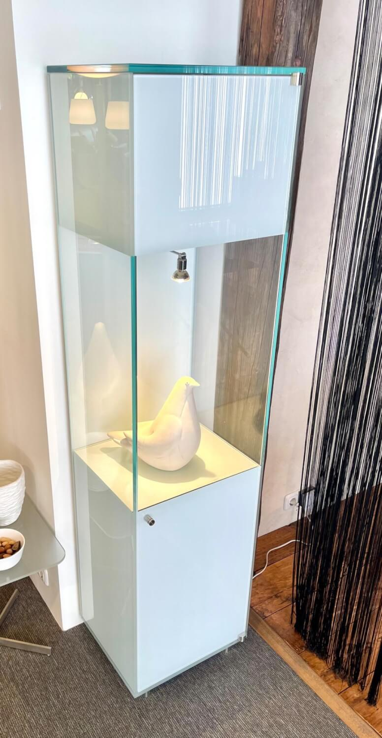 Dreieck - Vitrine Solus Türen Optiwhiteglas Partiell Mit Colorlack Weiß Korpus Metallteile Edelstahl Mit LED Beleuchtung - 4