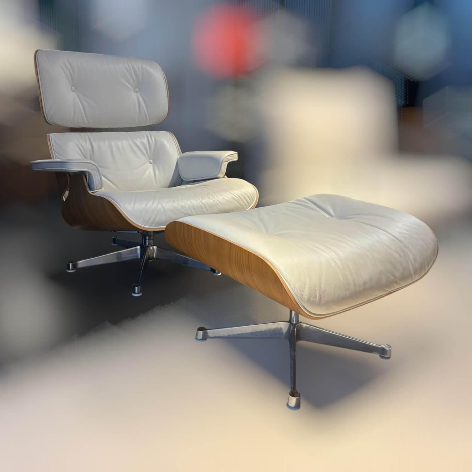 Vitra - Sessel Eames Lounge Chair Leder Premium F 72 Snow Weiß Schale Nuss weiss pigmentiert Gestell Aluminium Poliert Inklusive Hocker - 3