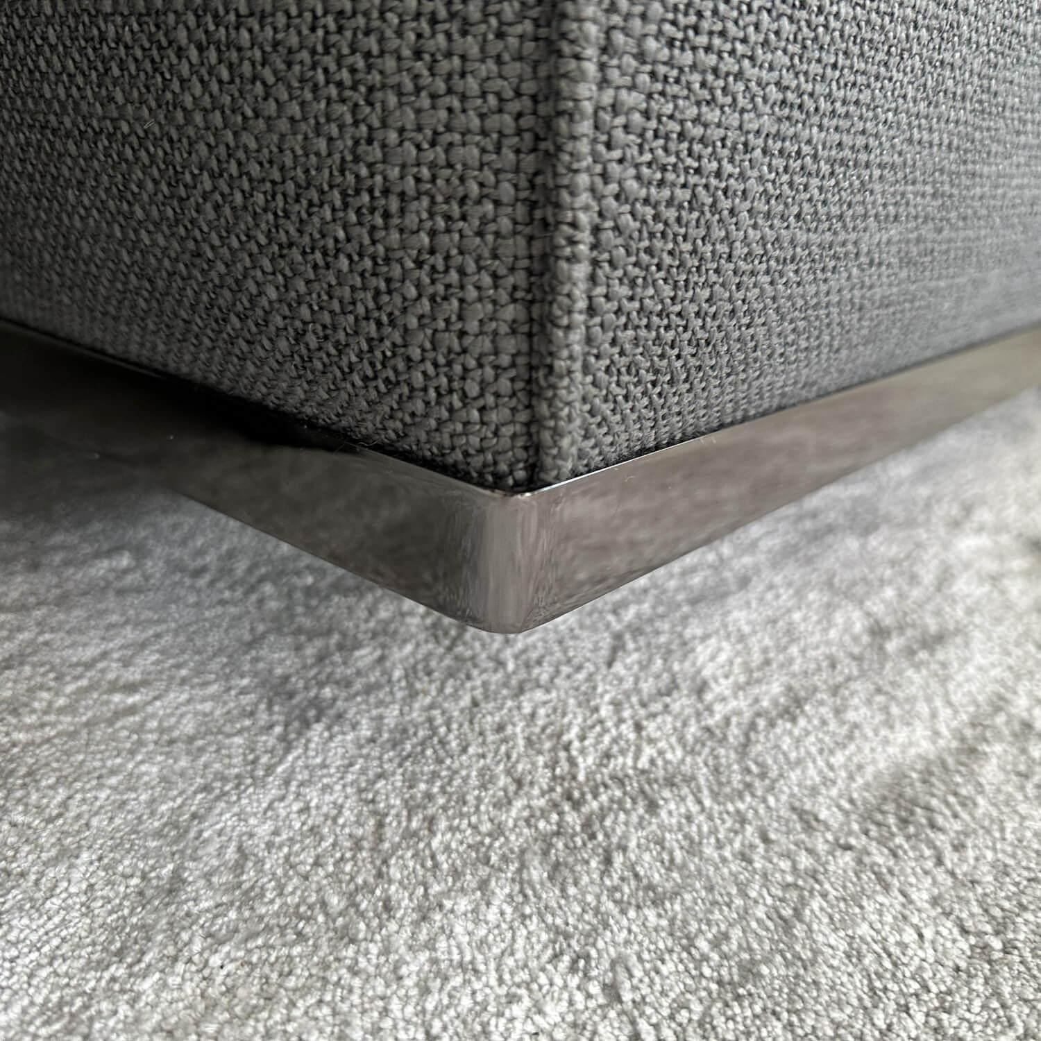 Minotti - Ecksofa Lawrence Clan Stoff Shibuya 15 Fumo Grau Gestell Massivholz mit 2 Eckkonsolen - 5