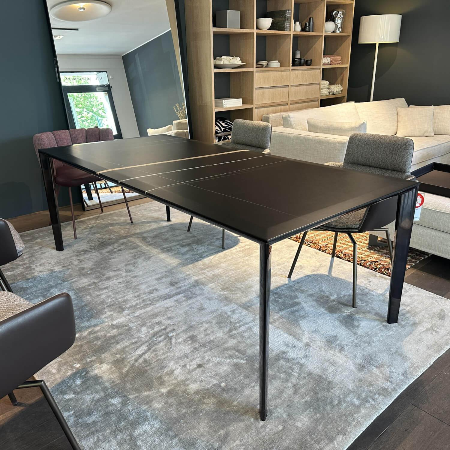 Molteni & C - Esstisch Filigree Platte Marmor Sahara Noir Schwarz Gestell Metall Chrom Schwarz Glänzend - 2