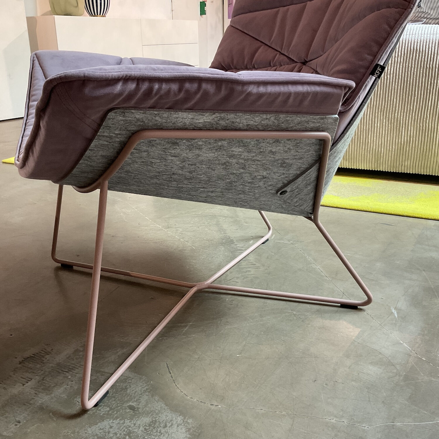 KFF - Loungesessel Nest Pure Stoff Seven 71 Lavendel Violett Schale Formflies Grau Gestell Rose Inklusive Hocker  - 2