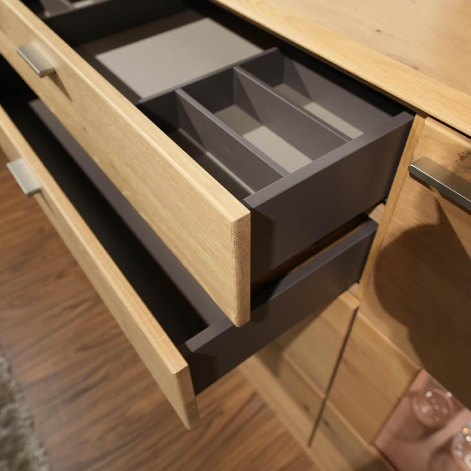 Rietberger Möbelwerke - Highboardkombination Kanto Asteiche Massiv Und Glas Mit Sockelboden Lack Grau Mit Beleuchtung - 5