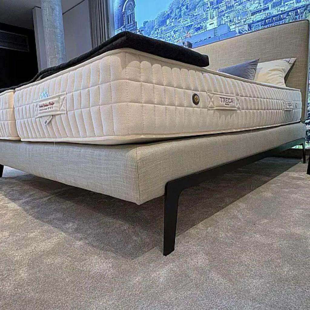 Treca Interiors - Polsterboxspringbett Adonis Stoff Portofino 012 Souris Grau Füße Metall Schwarz - 5