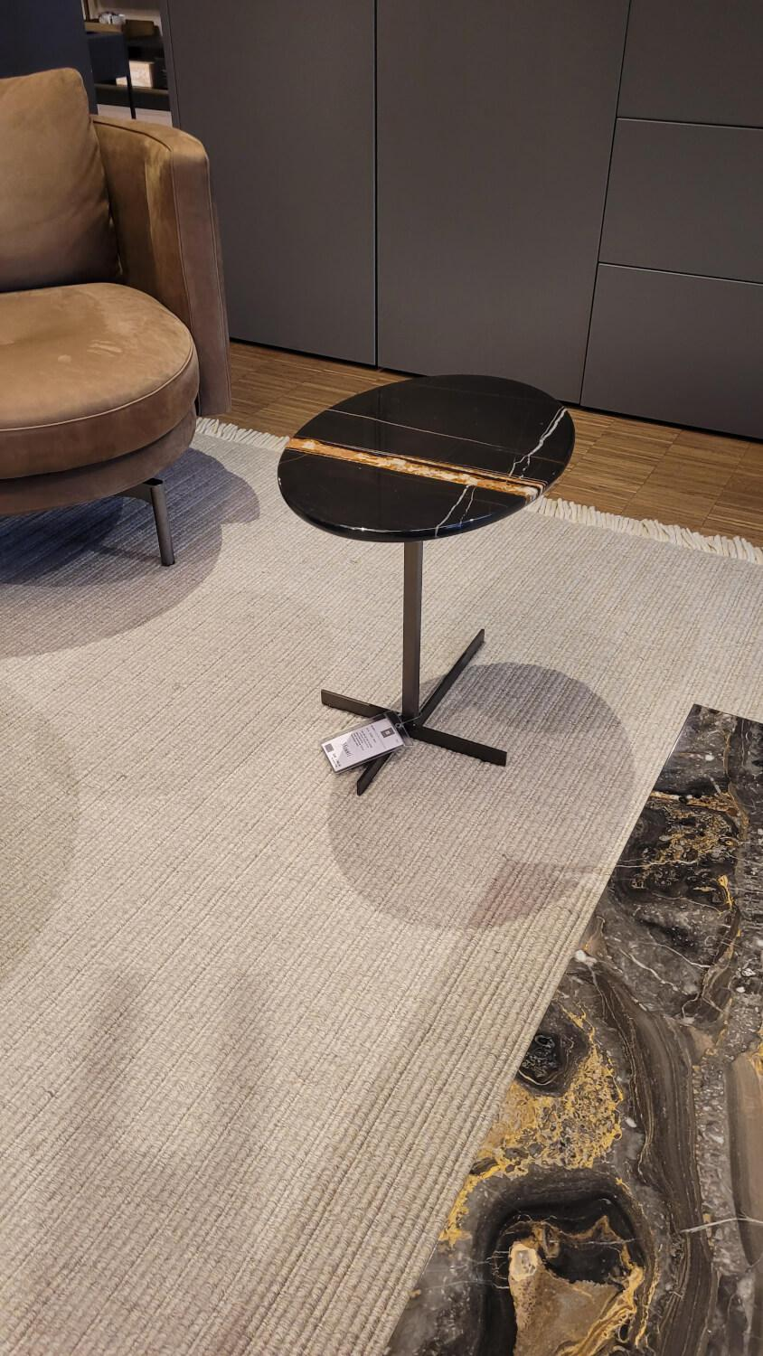 Minotti - Beistelltisch Joy Jut Ut Joy50Ems Platte Marmor Sahara Noir Schwarz Gestell Kreuzförmiger Fuß Metall Bronzefarbig - 3