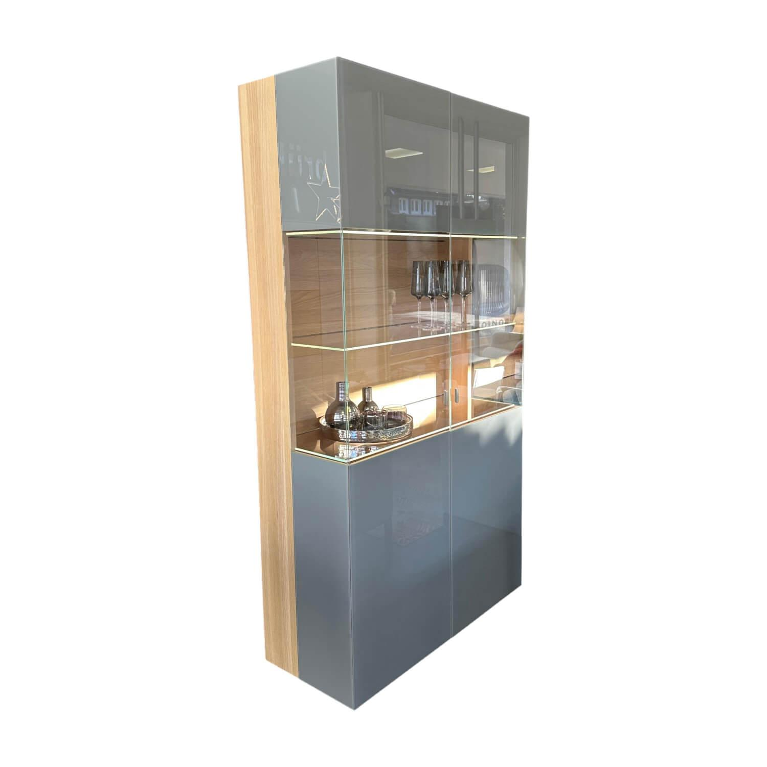 Team 7 - Vitrine Cubus 10 Farbglas Mittelgrau Eiche Weißöl Klappgriffe Edelstahl Mit LED Beleuchtung - 1