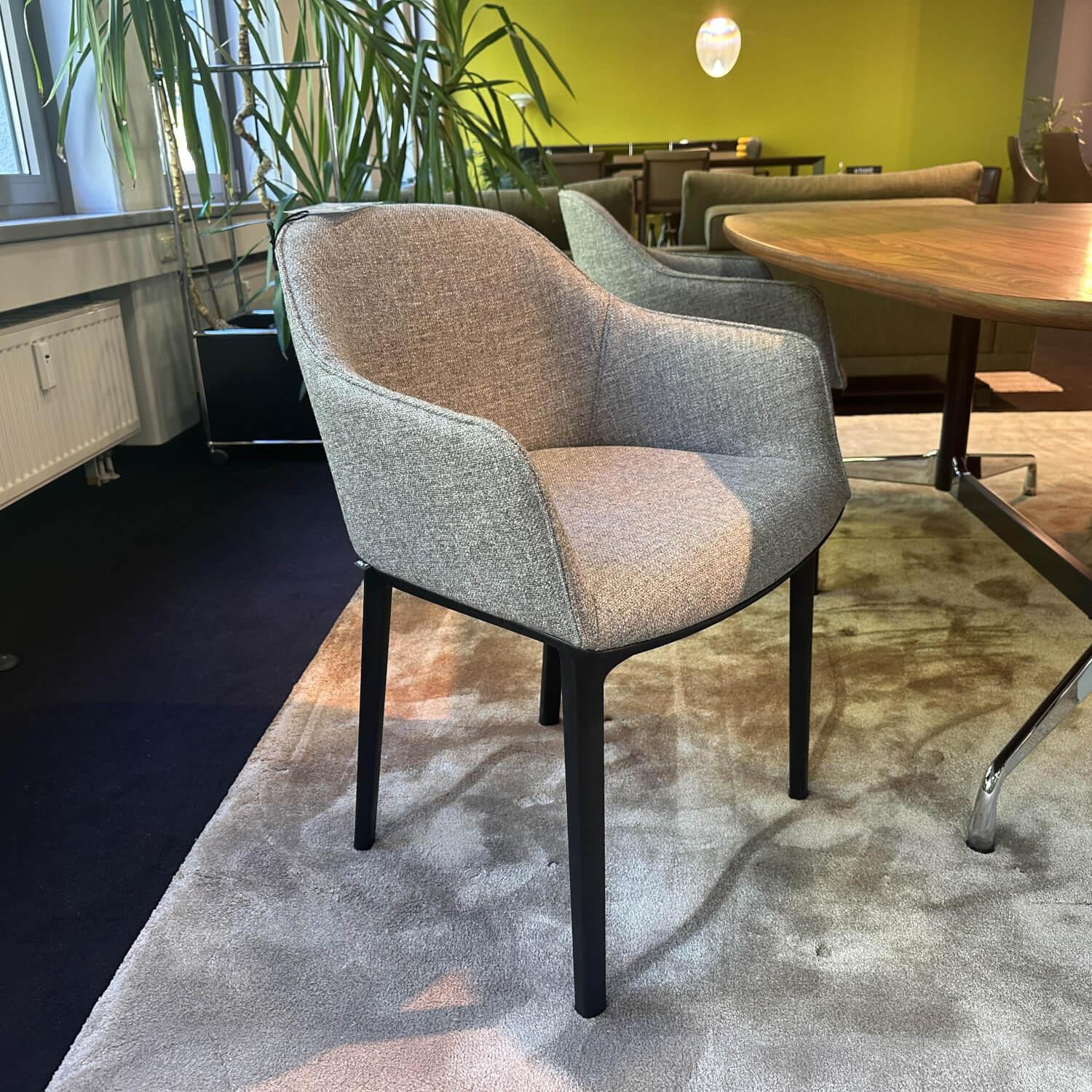 Vitra -  4er-Set Armlehnstuhl Softshell Stoff Savanna Grau Vierbeingestell Kunststoff Basic Dark Schwarz - 4