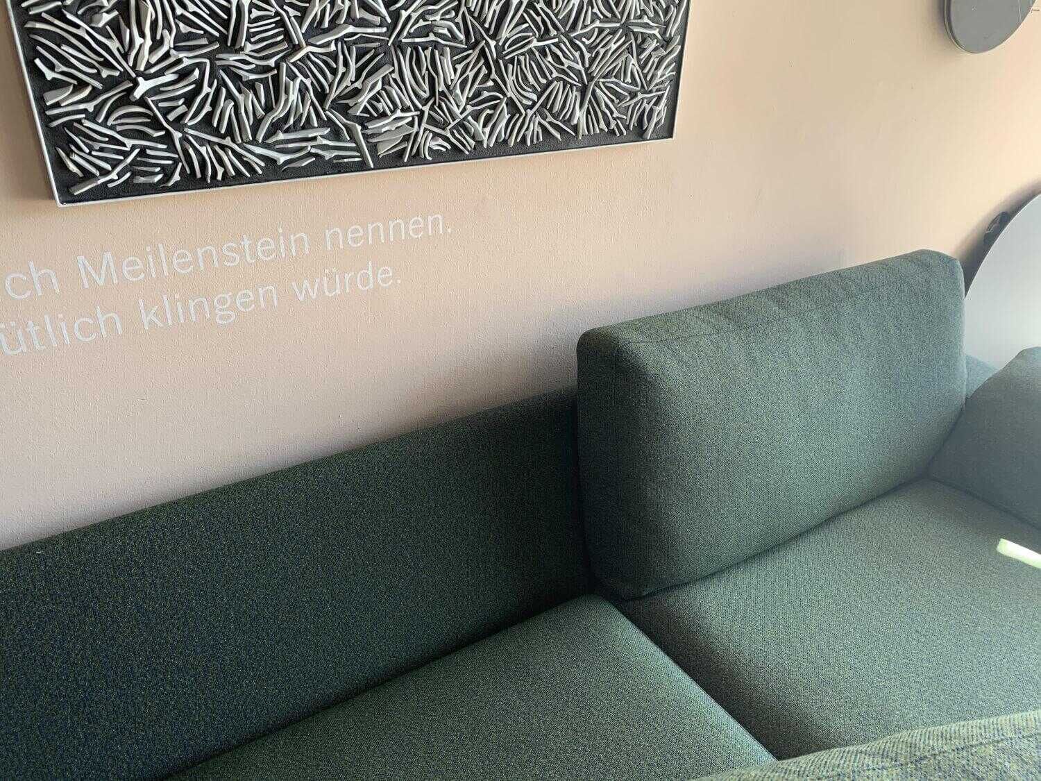 Sofa Conseta Bodennah Stoff 11024 Grün mit 2 Kissen
