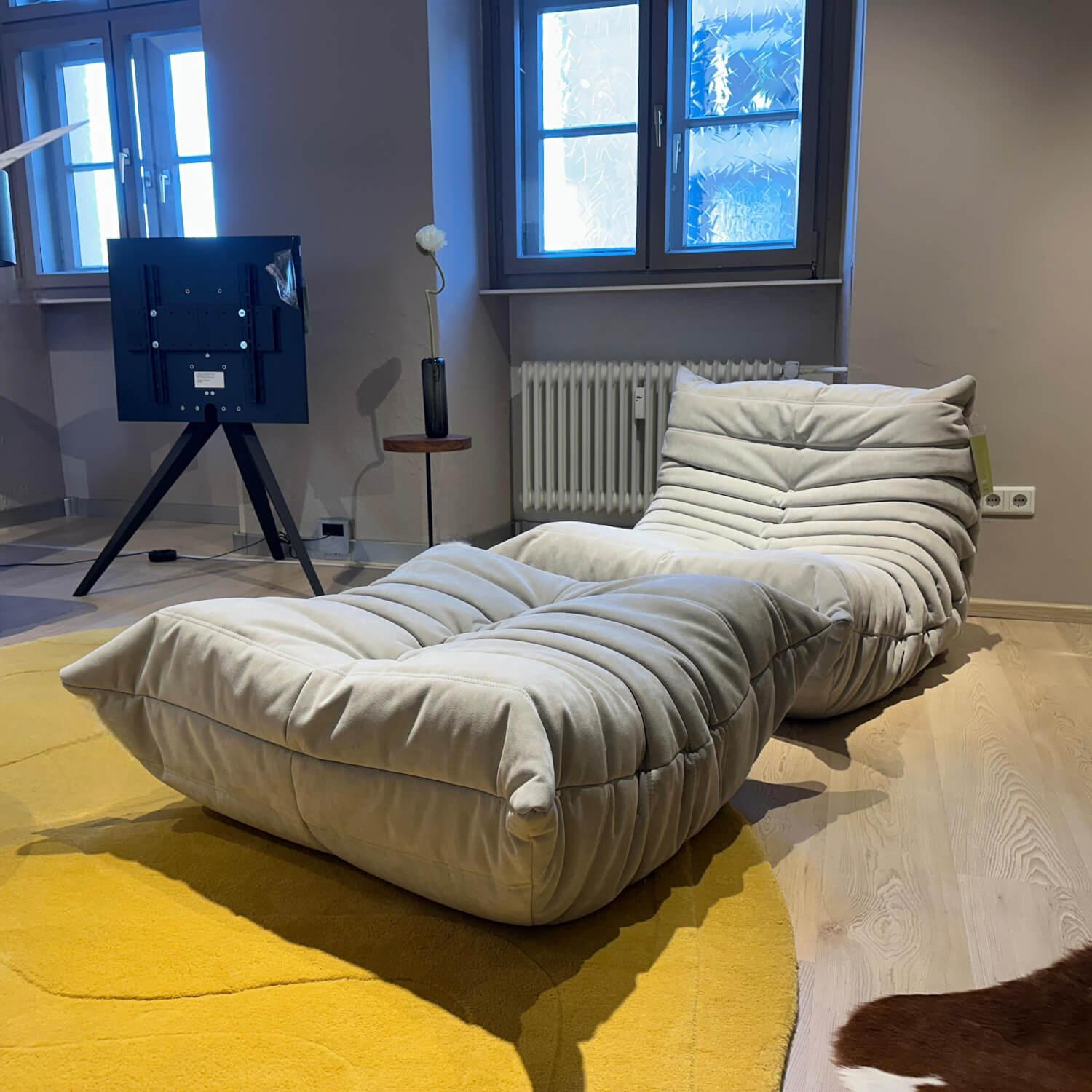 Ligne Roset - Sessel Togo Stoff Alcantara Pearl Y478 Grau Beige Inklusive Hocker - 5