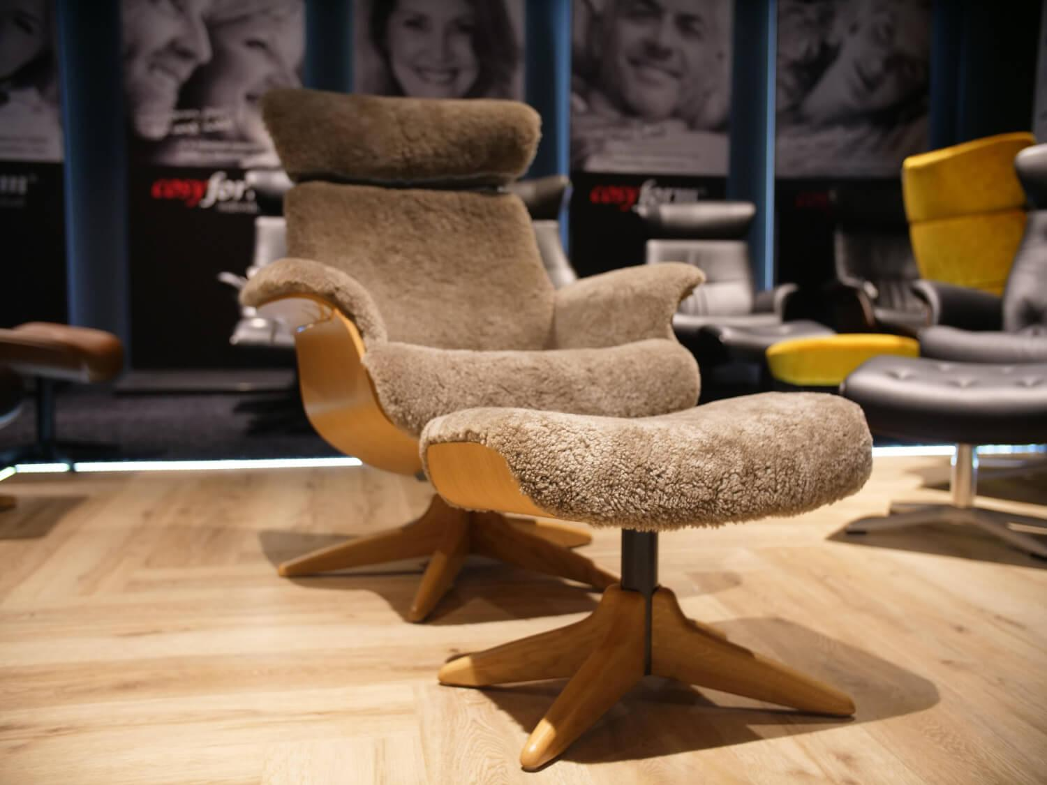 Conform - Drehsessel Mit Hocker Timeout R Schaffell Sahara Braun Stoff Arts Fossil Grau-Braun Sitzschale Eiche Lackiert Rücken Standard Mit  Rücken- Und Kopfverstellfunktion - 4